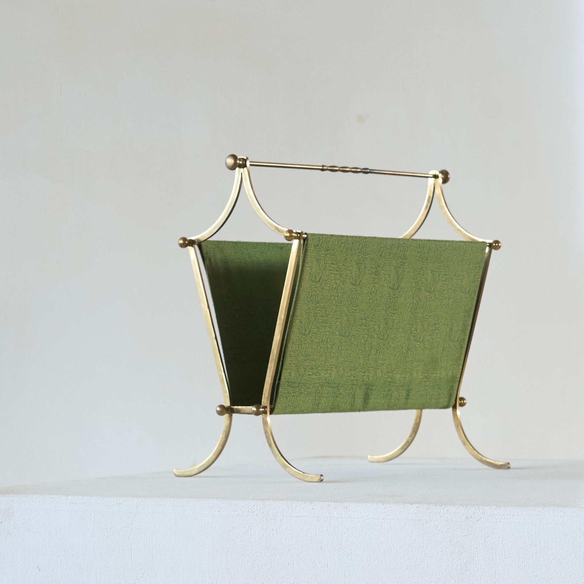 Fatto a mano Eleganza del portariviste di metà secolo in ottone patinato e tessuto verde in vendita