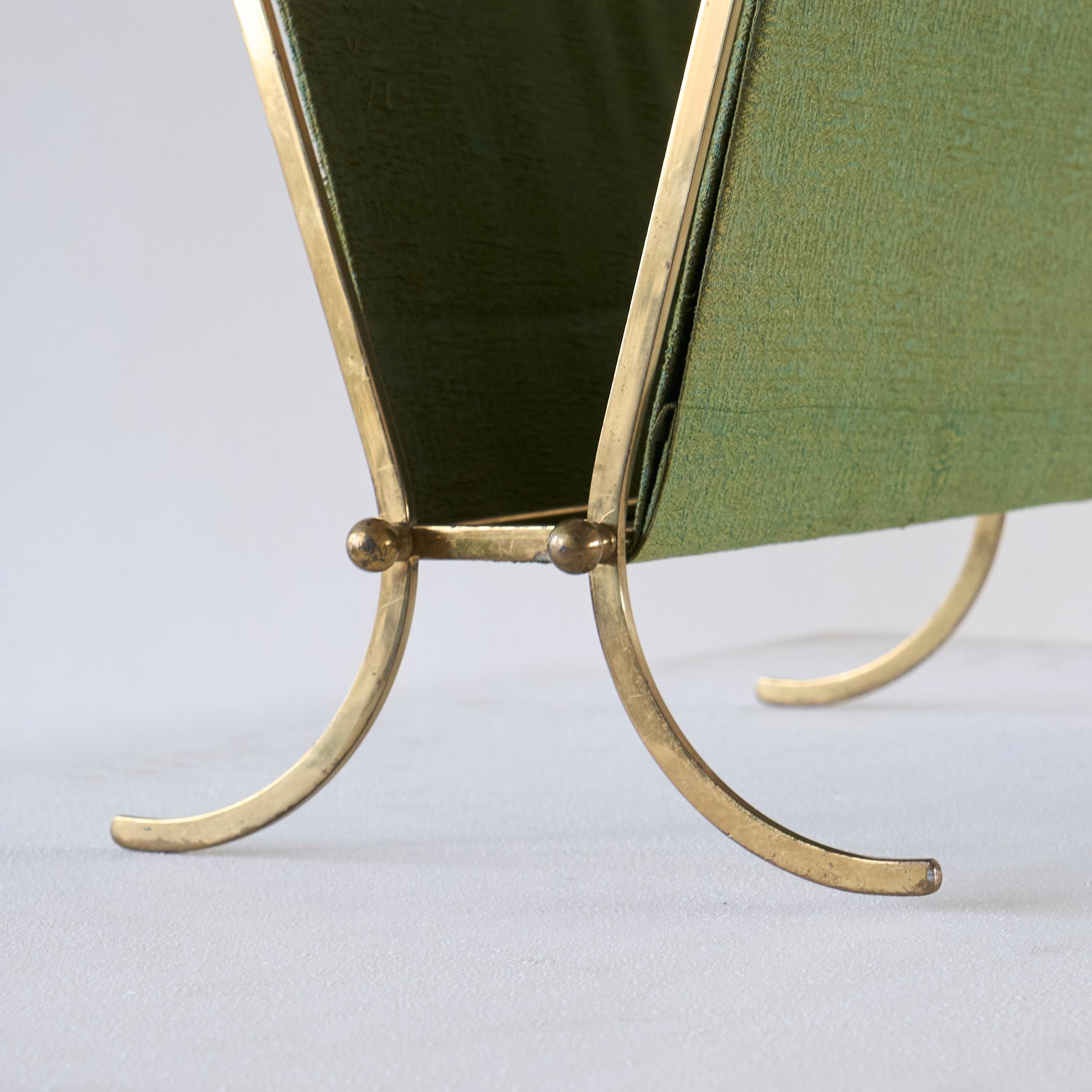 Eleganza del portariviste di metà secolo in ottone patinato e tessuto verde In condizioni buone in vendita a Tilburg, NL