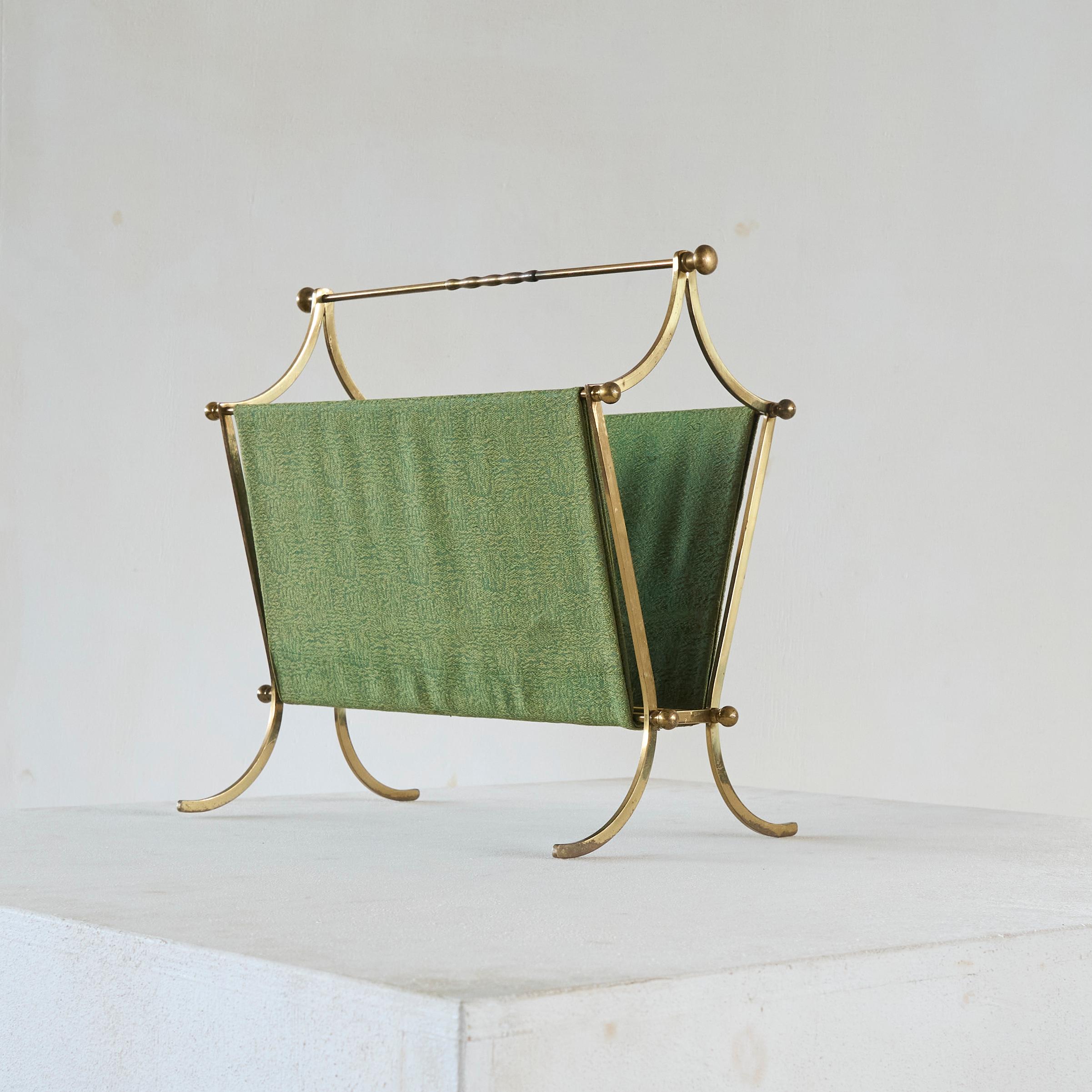 XX secolo Eleganza del portariviste di metà secolo in ottone patinato e tessuto verde in vendita