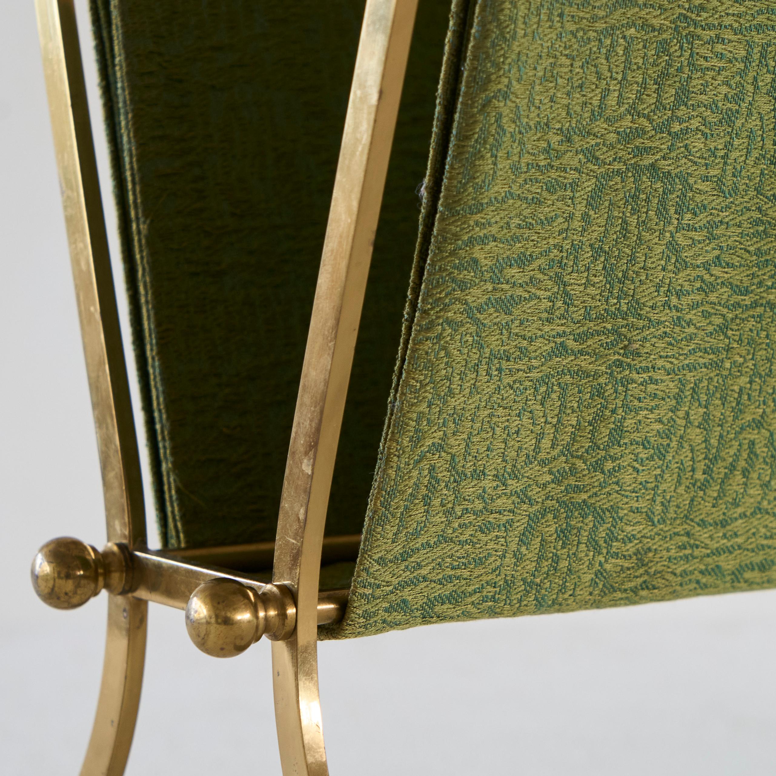 Ottone Eleganza del portariviste di metà secolo in ottone patinato e tessuto verde in vendita
