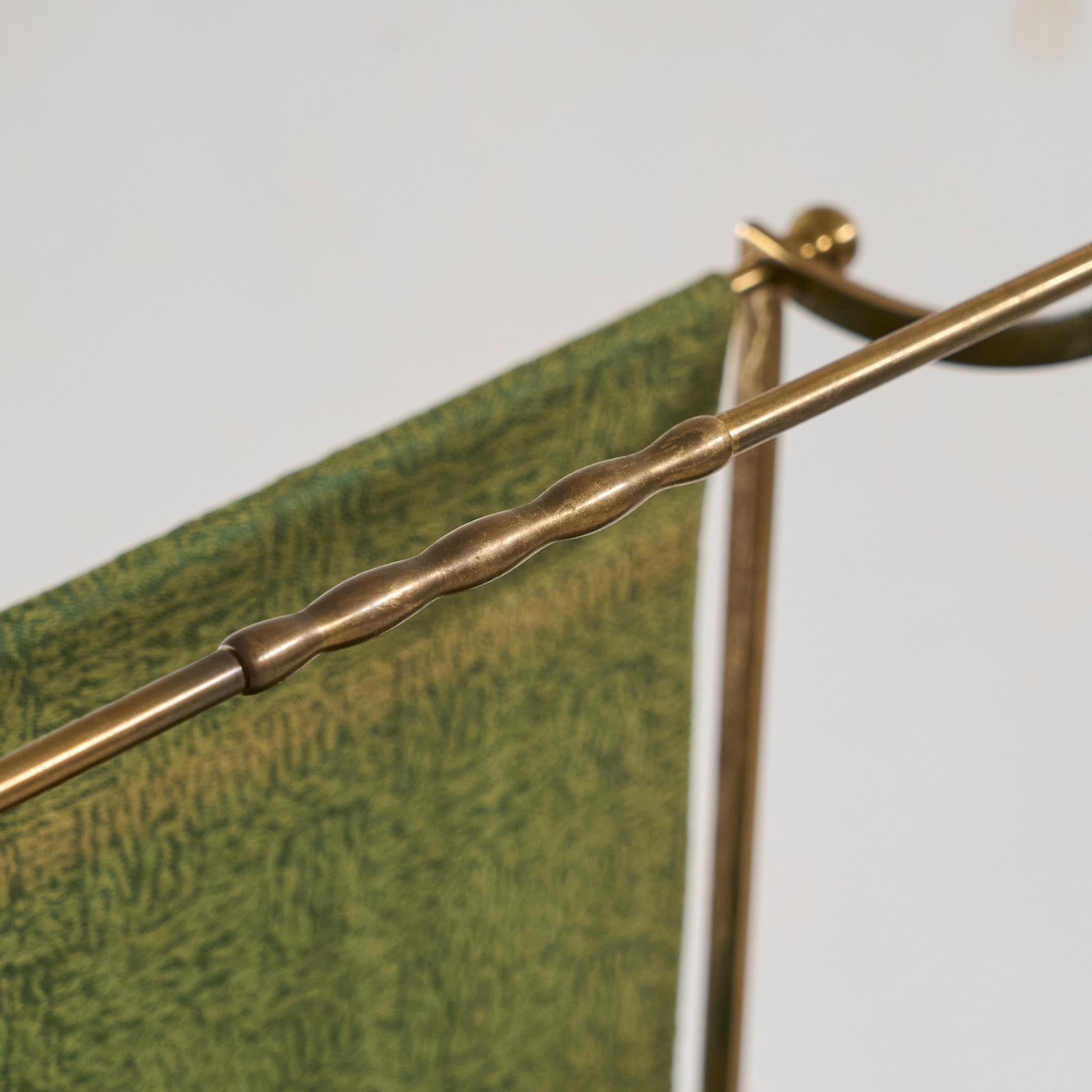 Eleganza del portariviste di metà secolo in ottone patinato e tessuto verde in vendita 1