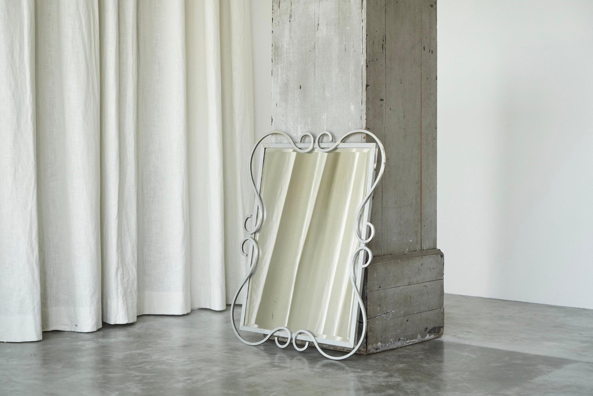 Elegant miroir en métal du milieu du siècle par Mirox Belgique années 1950

Il s'agit d'un miroir mural très élégant avec des bords ornementaux courbés et raffinés, fabriqué par Mirox en Belgique - 1957. 

Ce miroir se distingue par les volutes