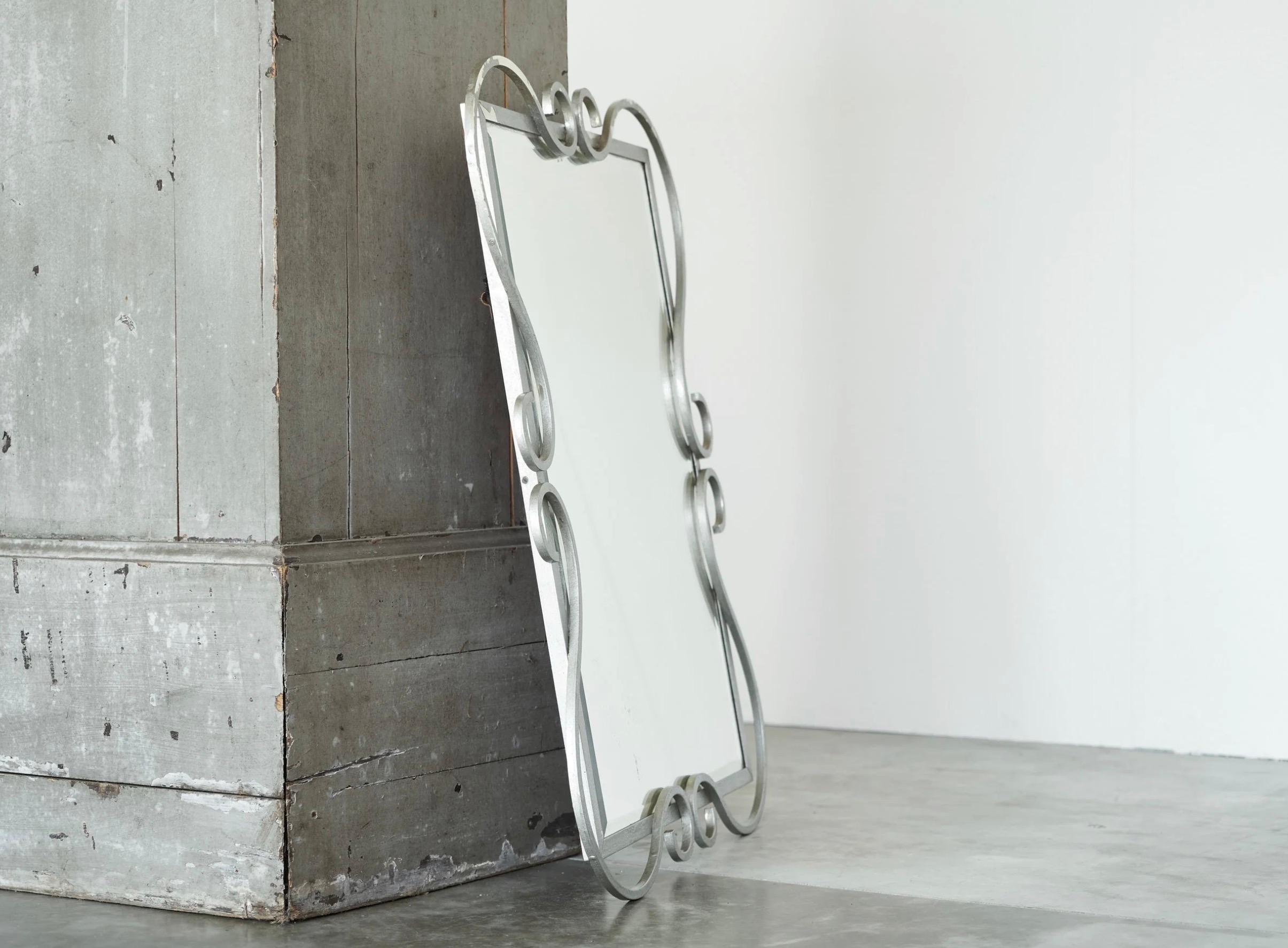 Mid-Century Modern Elegant miroir en métal du milieu du siècle par Mirox Belgique années 1950 en vente