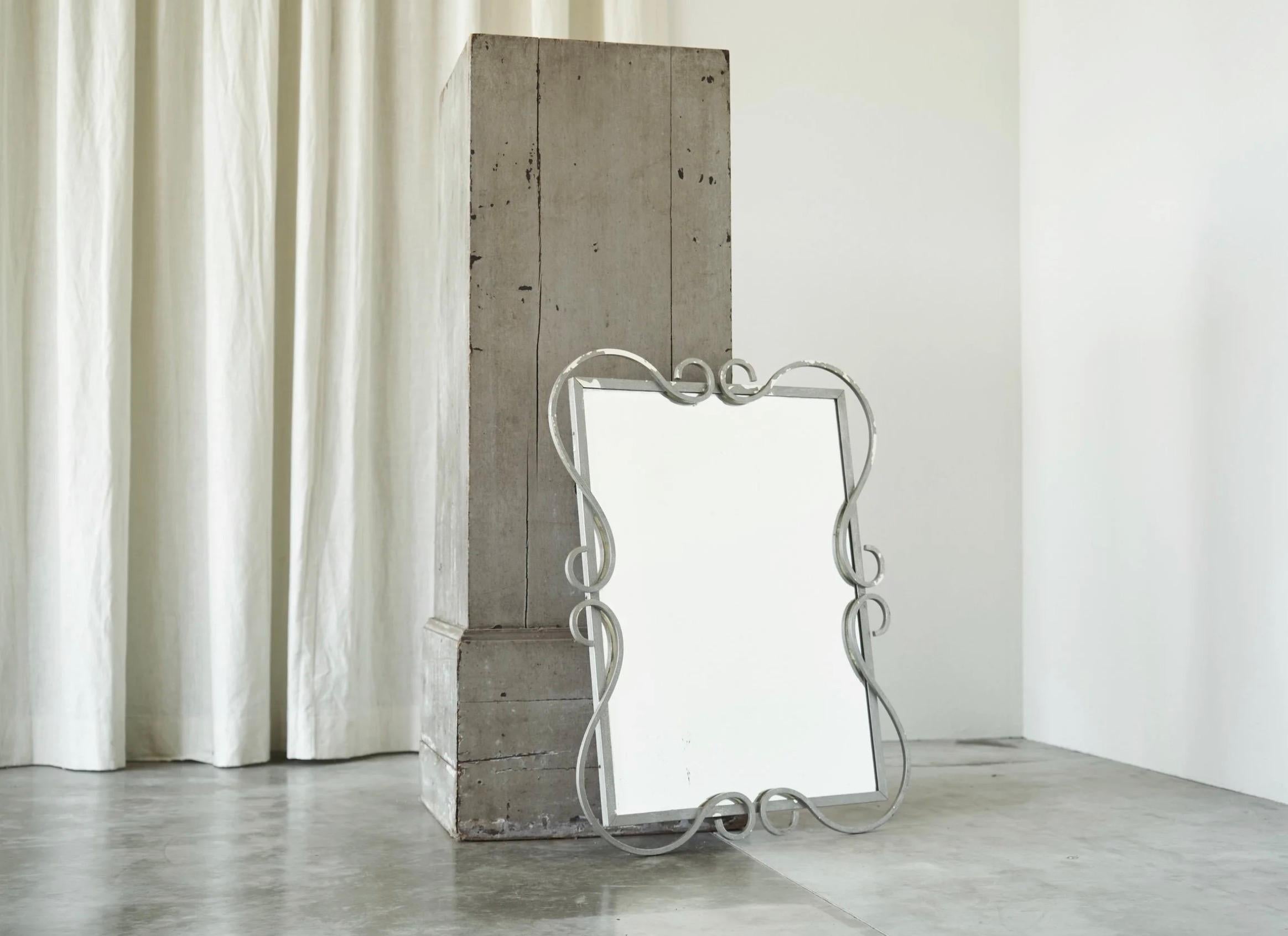 Fait main Elegant miroir en métal du milieu du siècle par Mirox Belgique années 1950 en vente