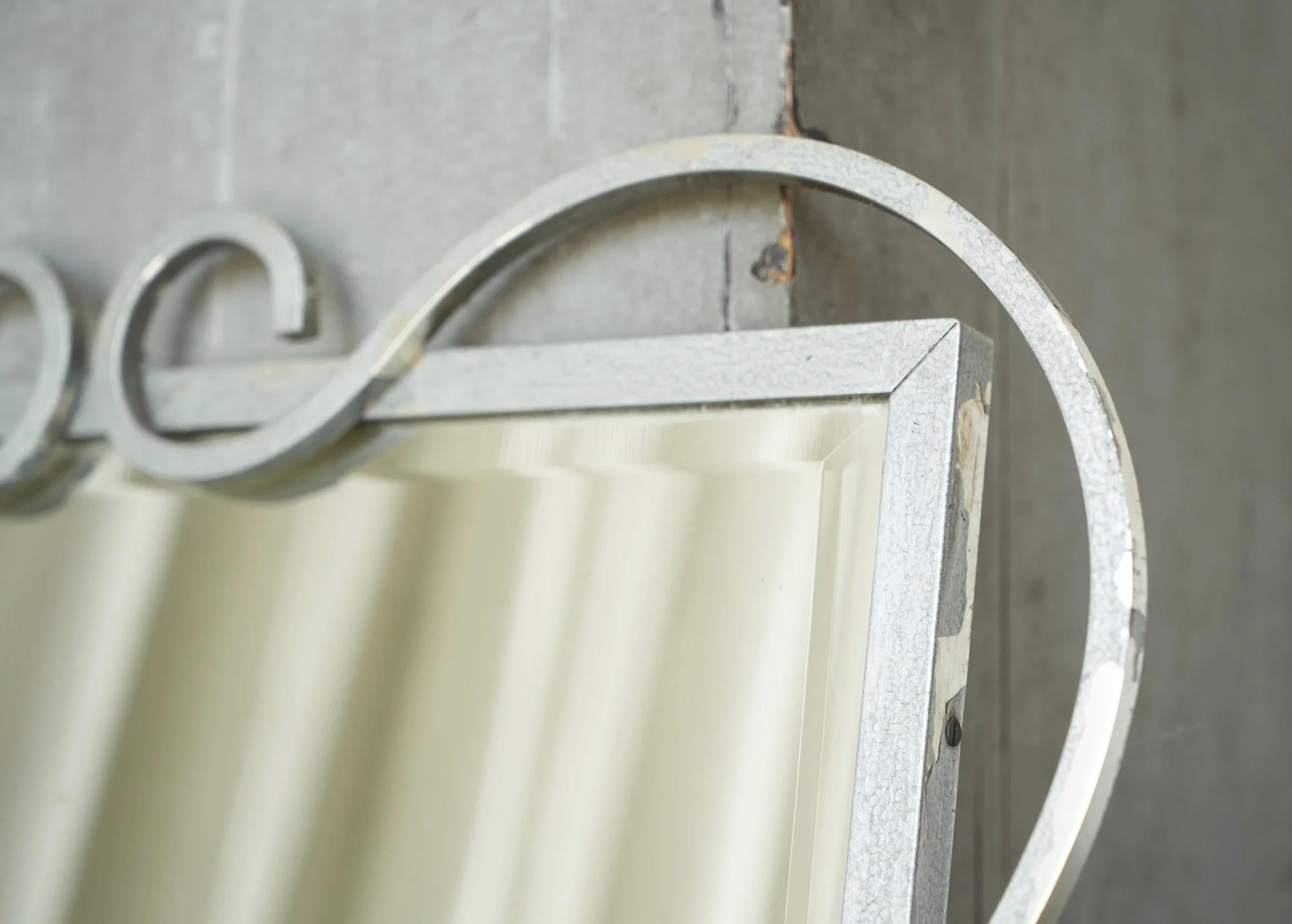 Elegant miroir en métal du milieu du siècle par Mirox Belgique années 1950 Bon état - En vente à Meer, VAN