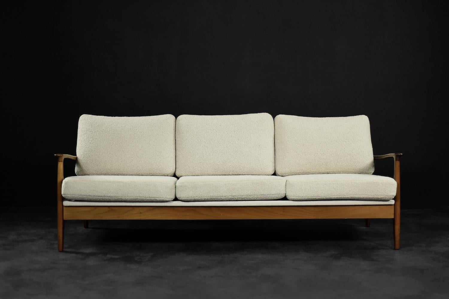 Elegantes 3-sitziges Teakholz-&Boucle-Sofa und Tagesbett von Eugen Schmidt, Moderne der Mitte des Jahrhunderts (Bouclé) im Angebot