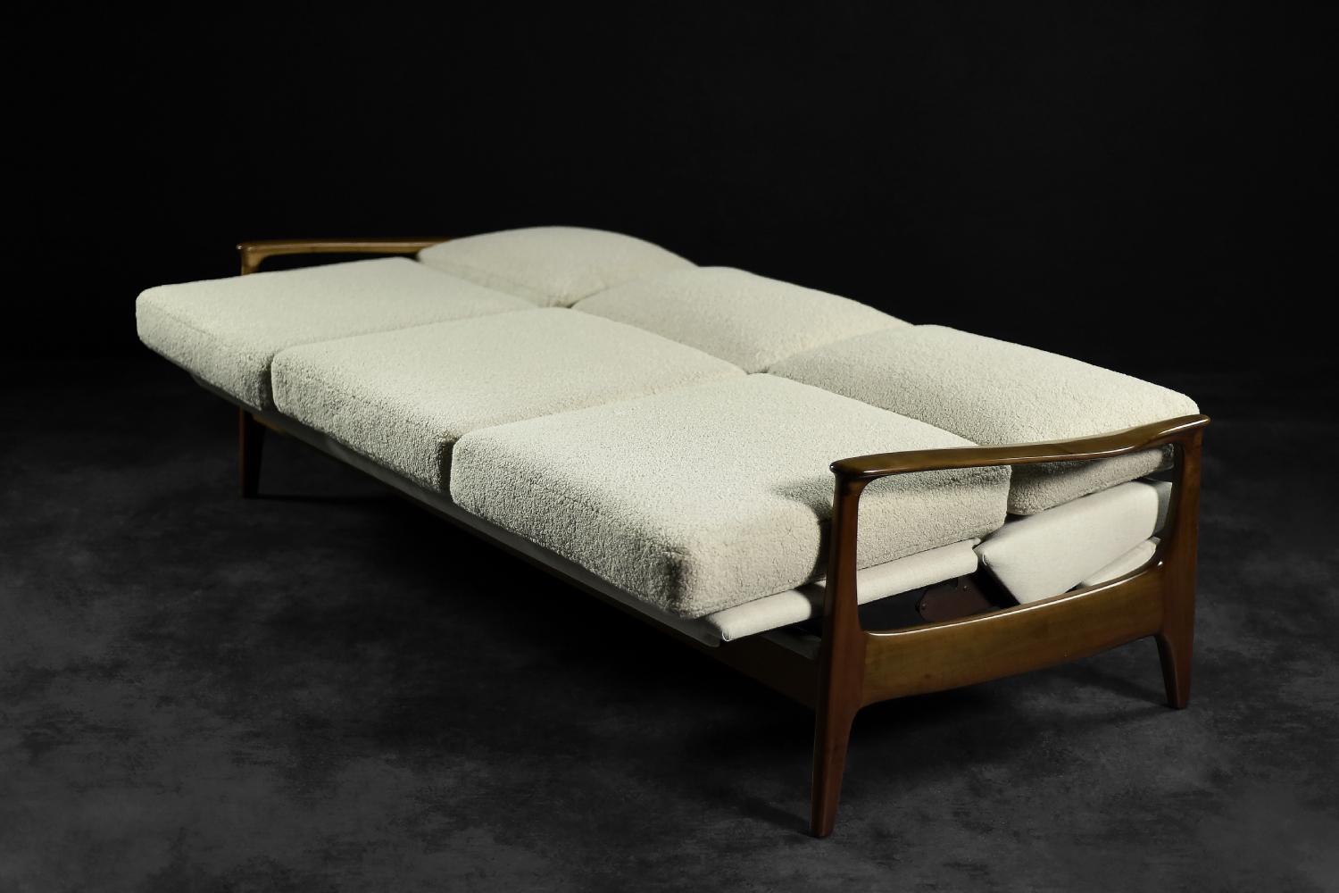 Élégant canapé 3 places en teck et bouclette de style moderne du milieu du siècle dernier par Eugen Schmidt en vente 1