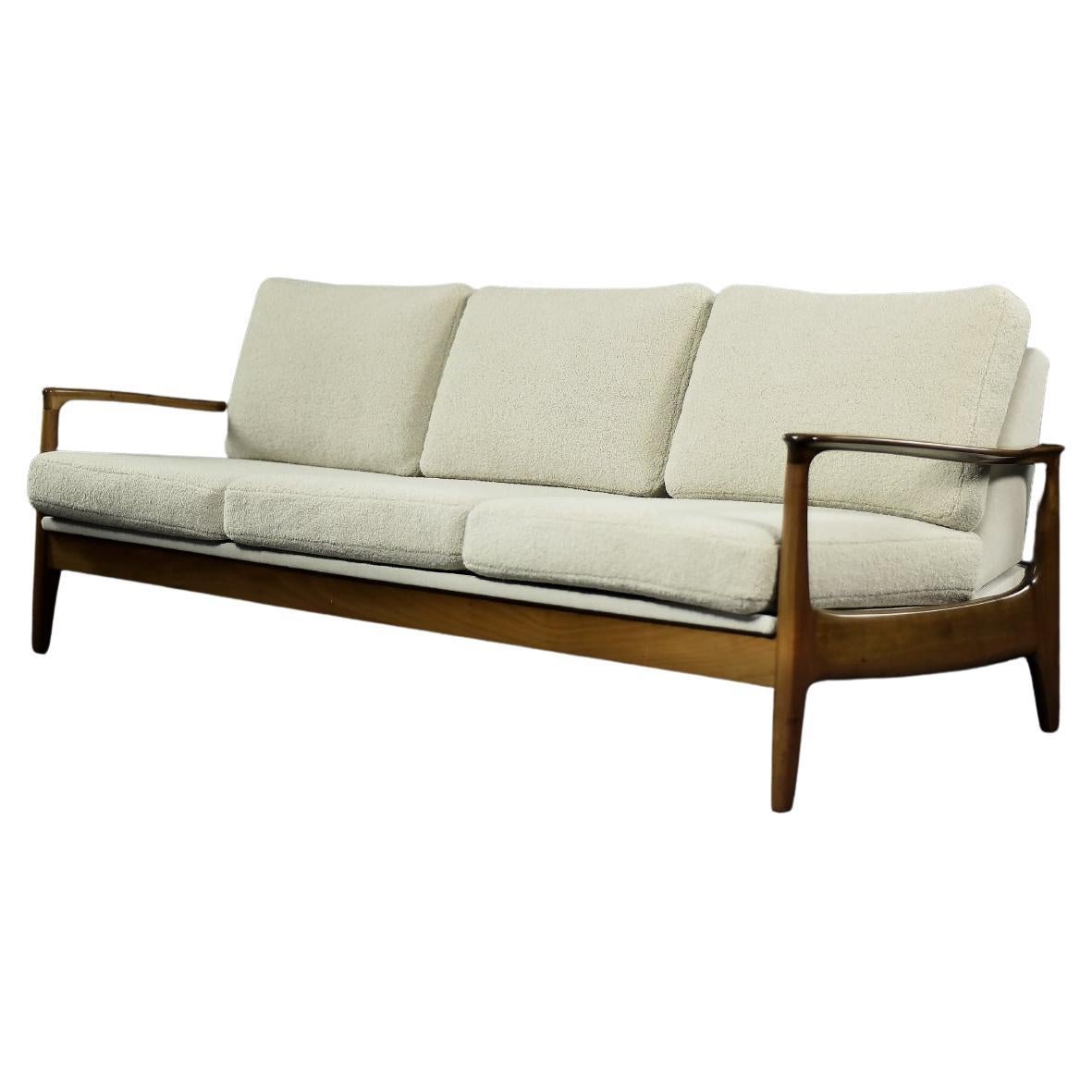 Elegantes 3-sitziges Teakholz-&Boucle-Sofa und Tagesbett von Eugen Schmidt, Moderne der Mitte des Jahrhunderts