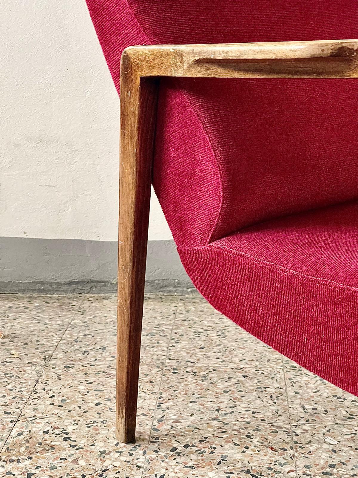 Elegants fauteuils Mid-Century Modern en Wood, sièges en tissu rougeâtre des années 1960 en vente 5