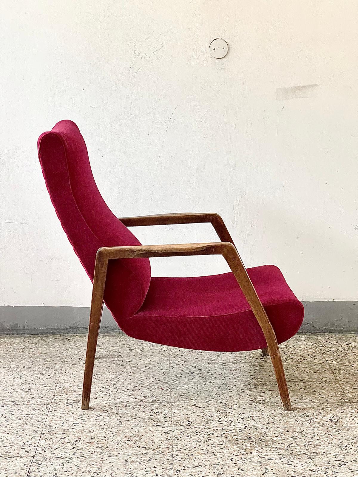 Elegants fauteuils Mid-Century Modern en Wood, sièges en tissu rougeâtre des années 1960 en vente 7