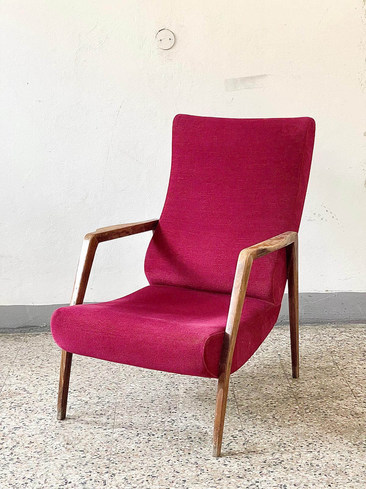 Elegants fauteuils Mid-Century Modern en Wood, sièges en tissu rougeâtre des années 1960 en vente 8