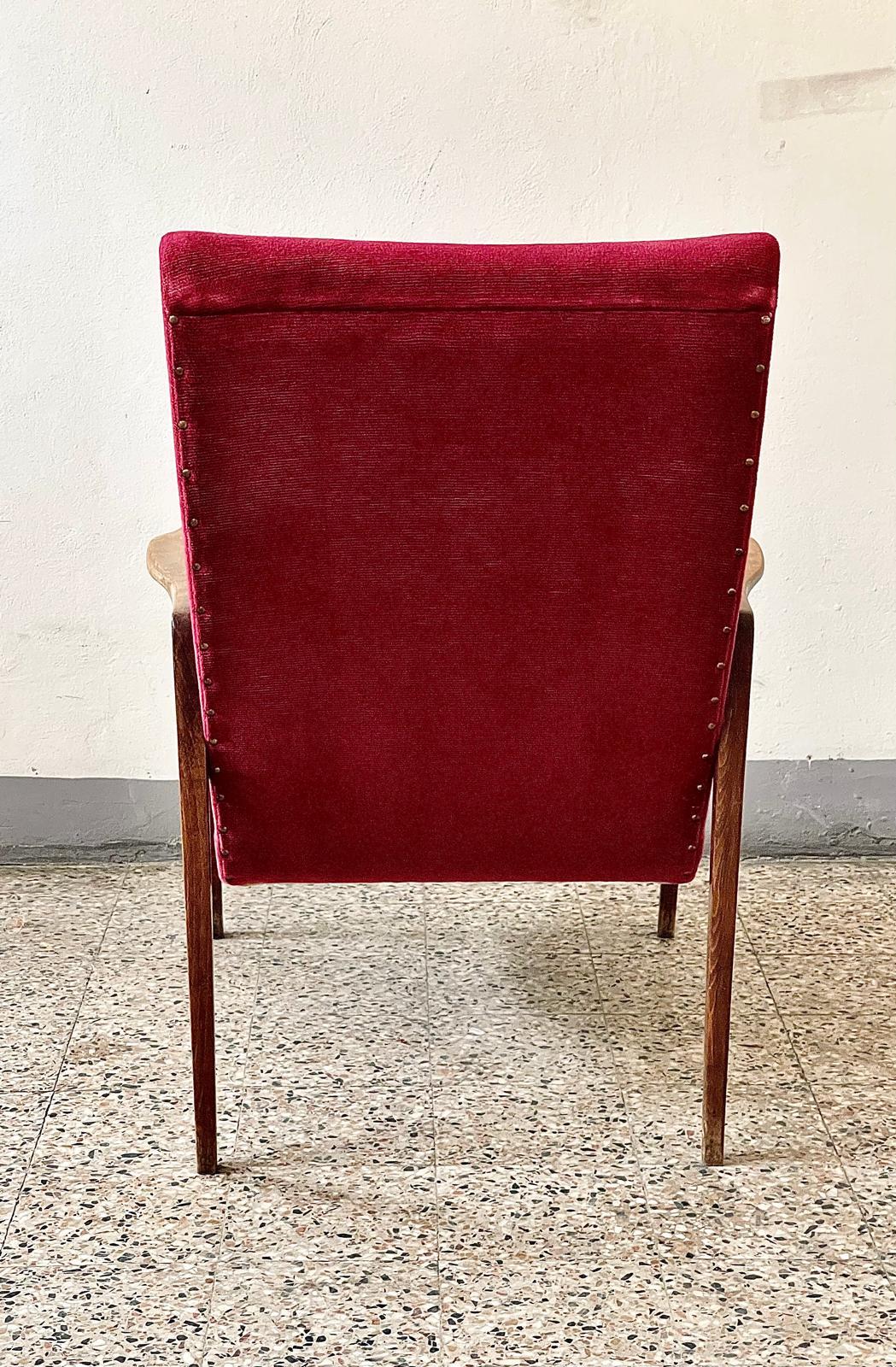 Elegants fauteuils Mid-Century Modern en Wood, sièges en tissu rougeâtre des années 1960 en vente 9