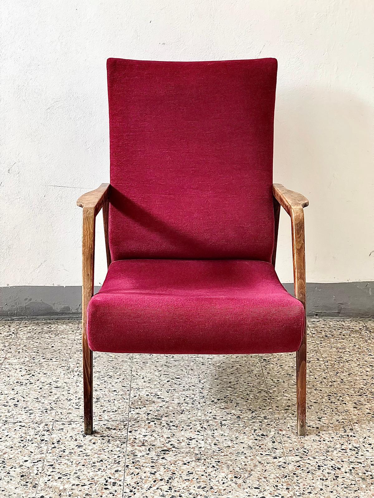 Elegants fauteuils Mid-Century Modern en Wood, sièges en tissu rougeâtre des années 1960 en vente 14