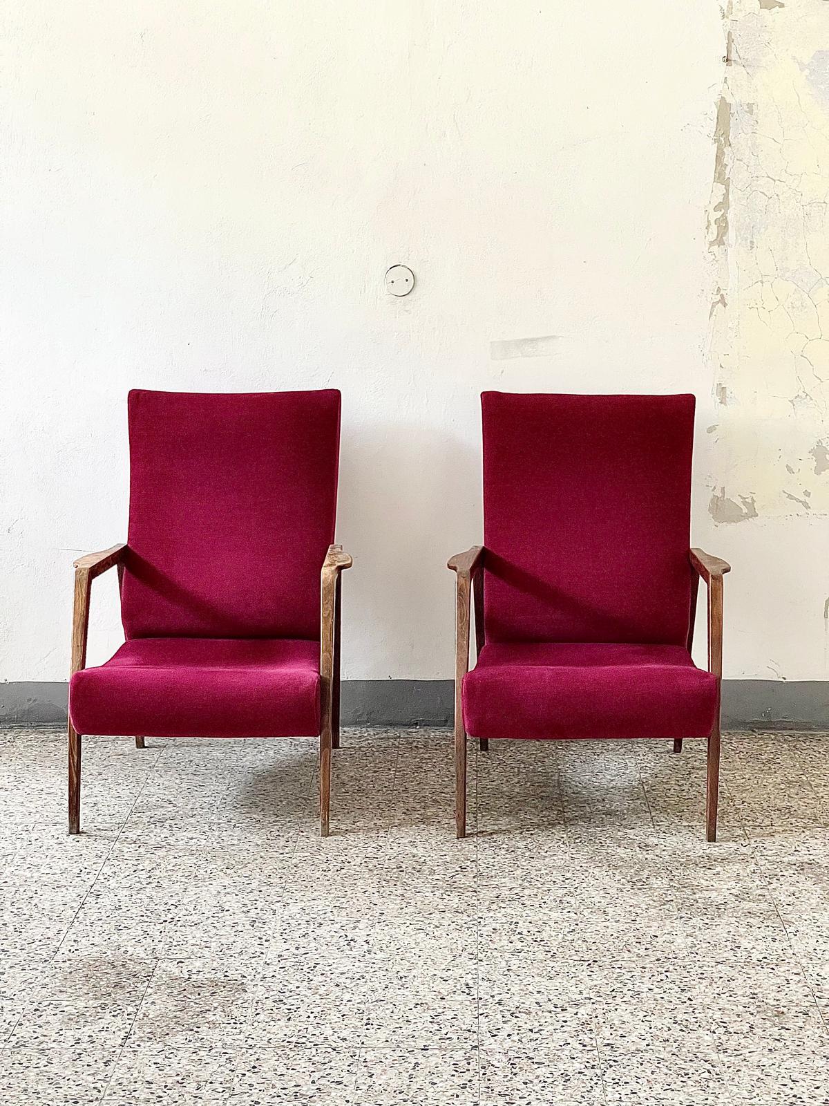 Européen Elegants fauteuils Mid-Century Modern en Wood, sièges en tissu rougeâtre des années 1960 en vente