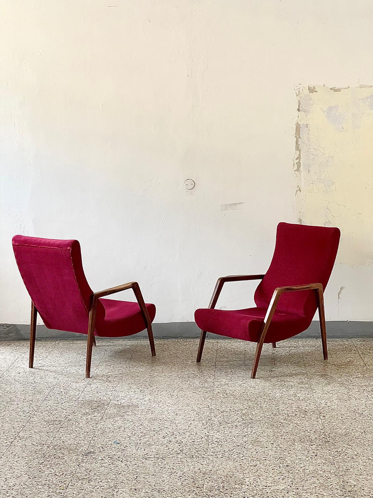 Milieu du XXe siècle Elegants fauteuils Mid-Century Modern en Wood, sièges en tissu rougeâtre des années 1960 en vente