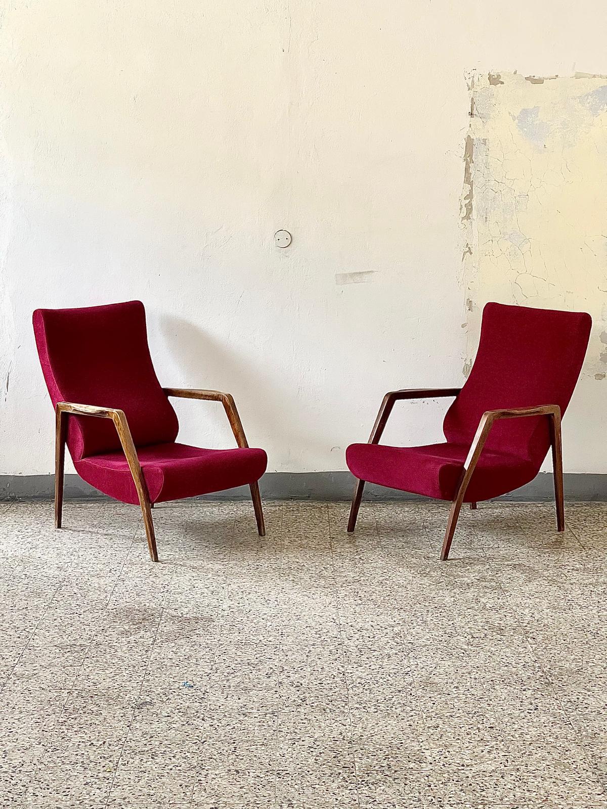 Tissu Elegants fauteuils Mid-Century Modern en Wood, sièges en tissu rougeâtre des années 1960 en vente