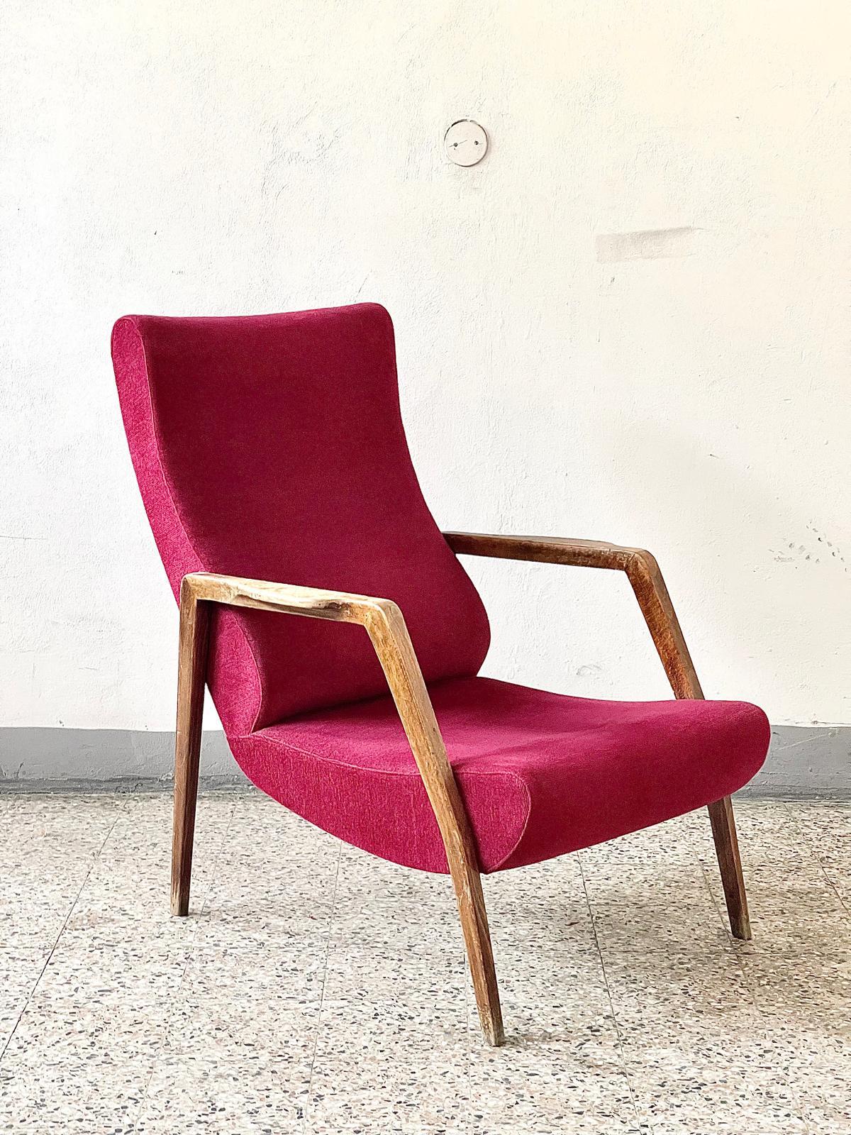 Elegants fauteuils Mid-Century Modern en Wood, sièges en tissu rougeâtre des années 1960 en vente 1