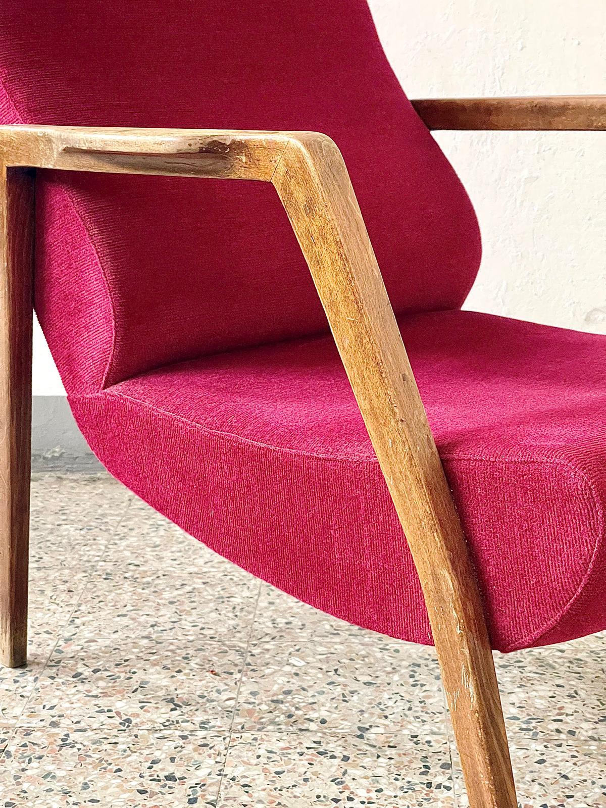 Elegants fauteuils Mid-Century Modern en Wood, sièges en tissu rougeâtre des années 1960 en vente 2