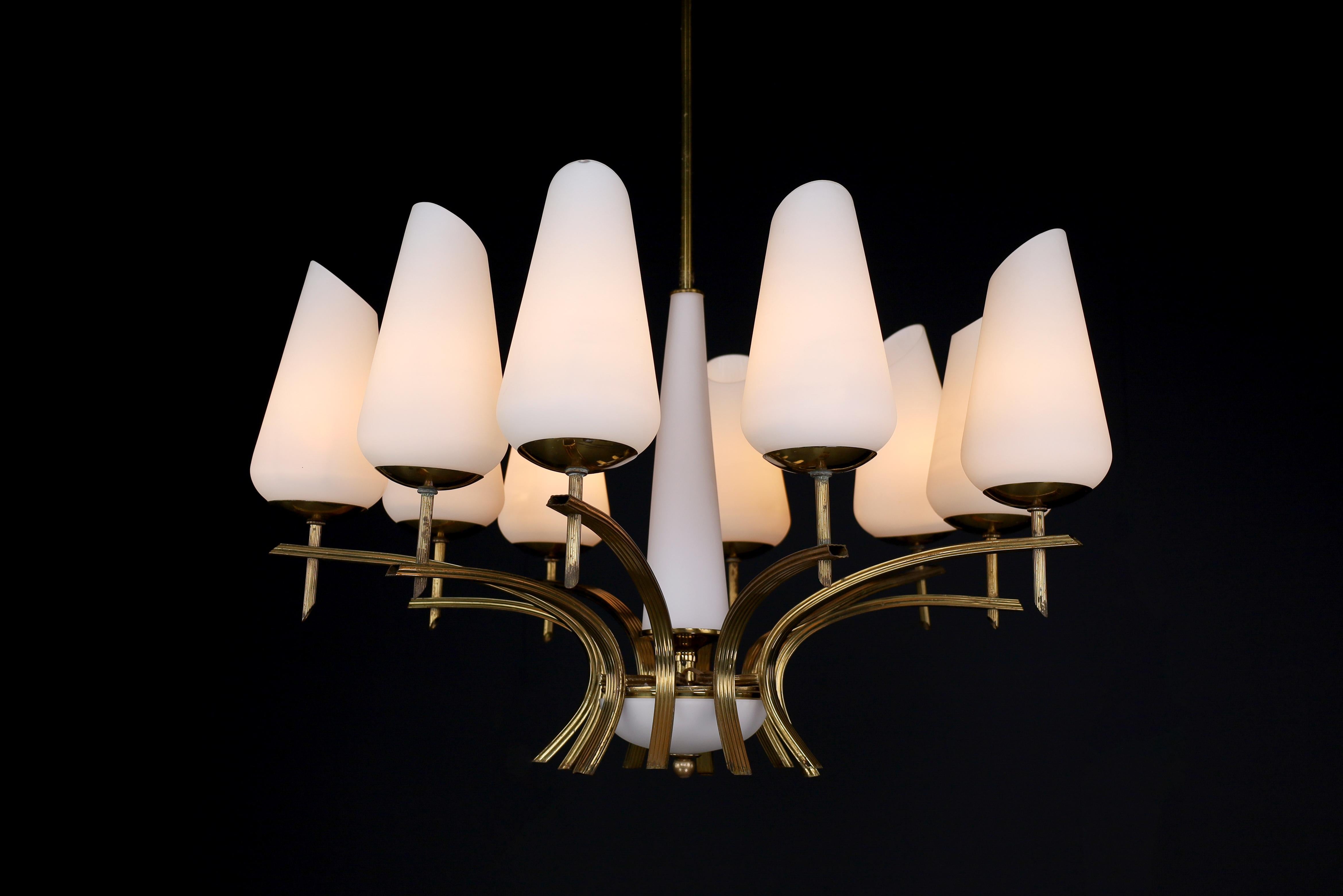 Elegant lustre moderne du milieu du siècle en laiton et verre opalin, France, années 1950 en vente 3
