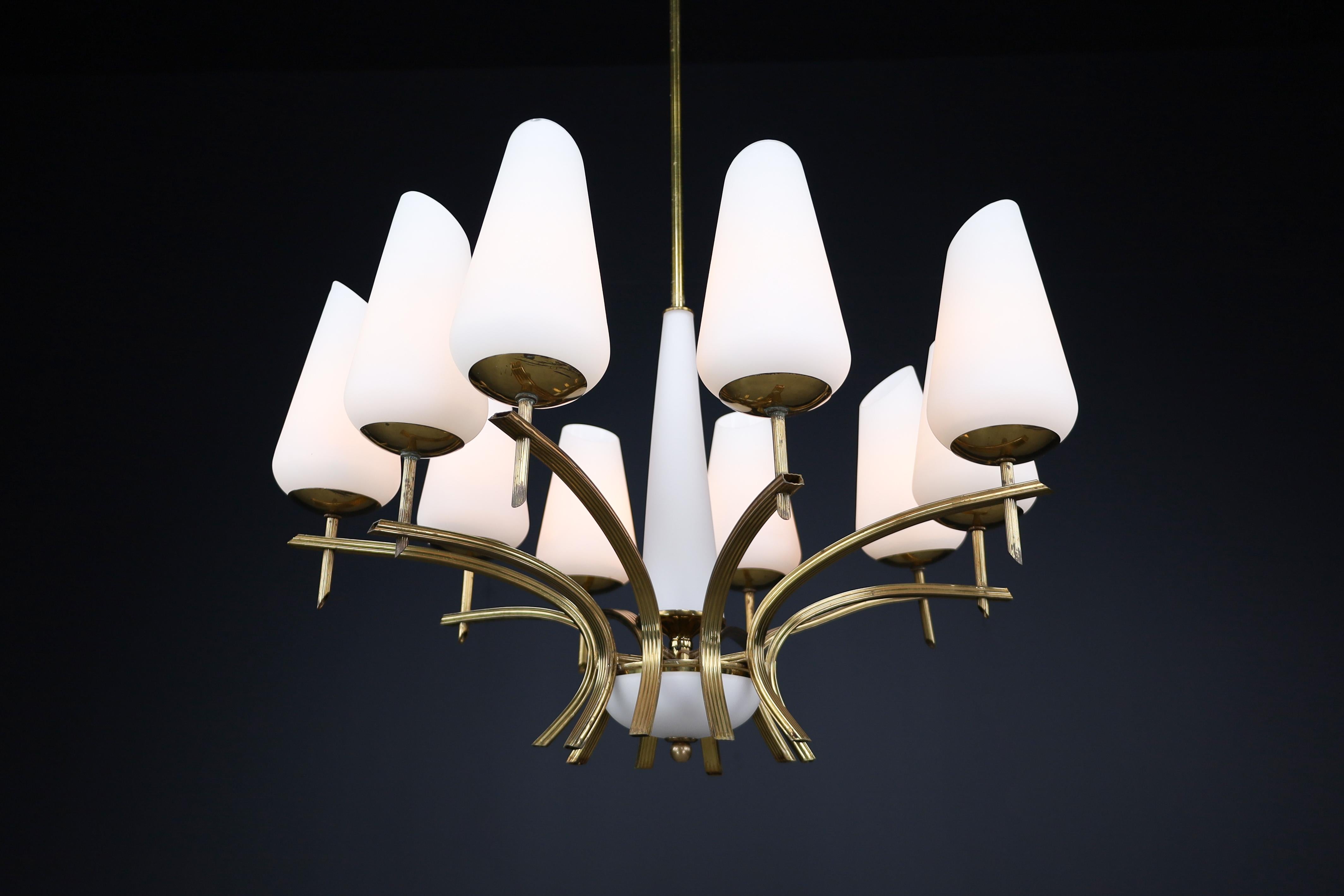 Elegant lustre moderne du milieu du siècle en laiton et verre opalin, France, années 1950 en vente 4