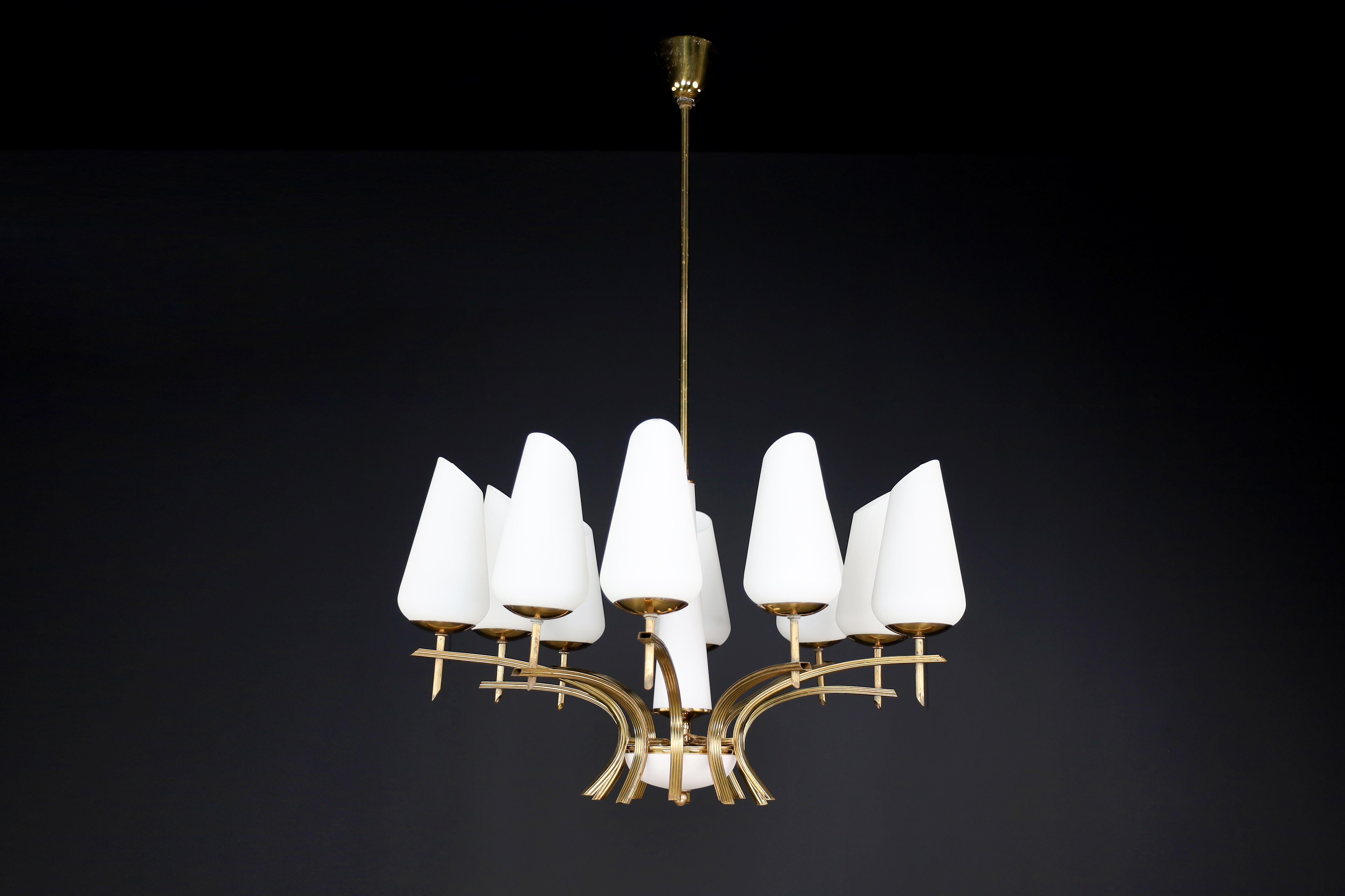 Elegant lustre moderne du milieu du siècle en laiton et verre opalin, France, années 1950 en vente 5