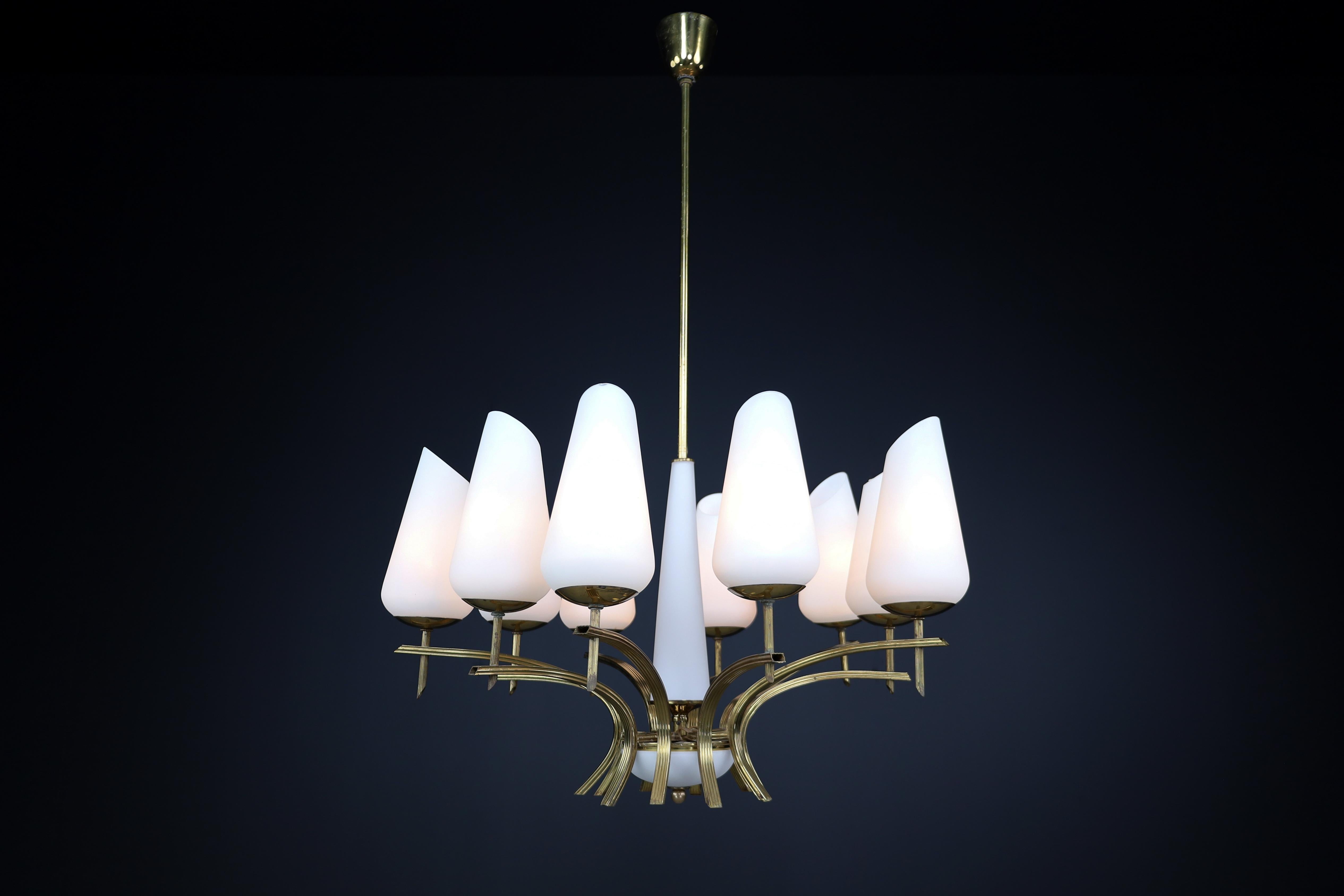 Elegant lustre moderne du milieu du siècle en laiton et verre opalin, France, années 1950 en vente 6