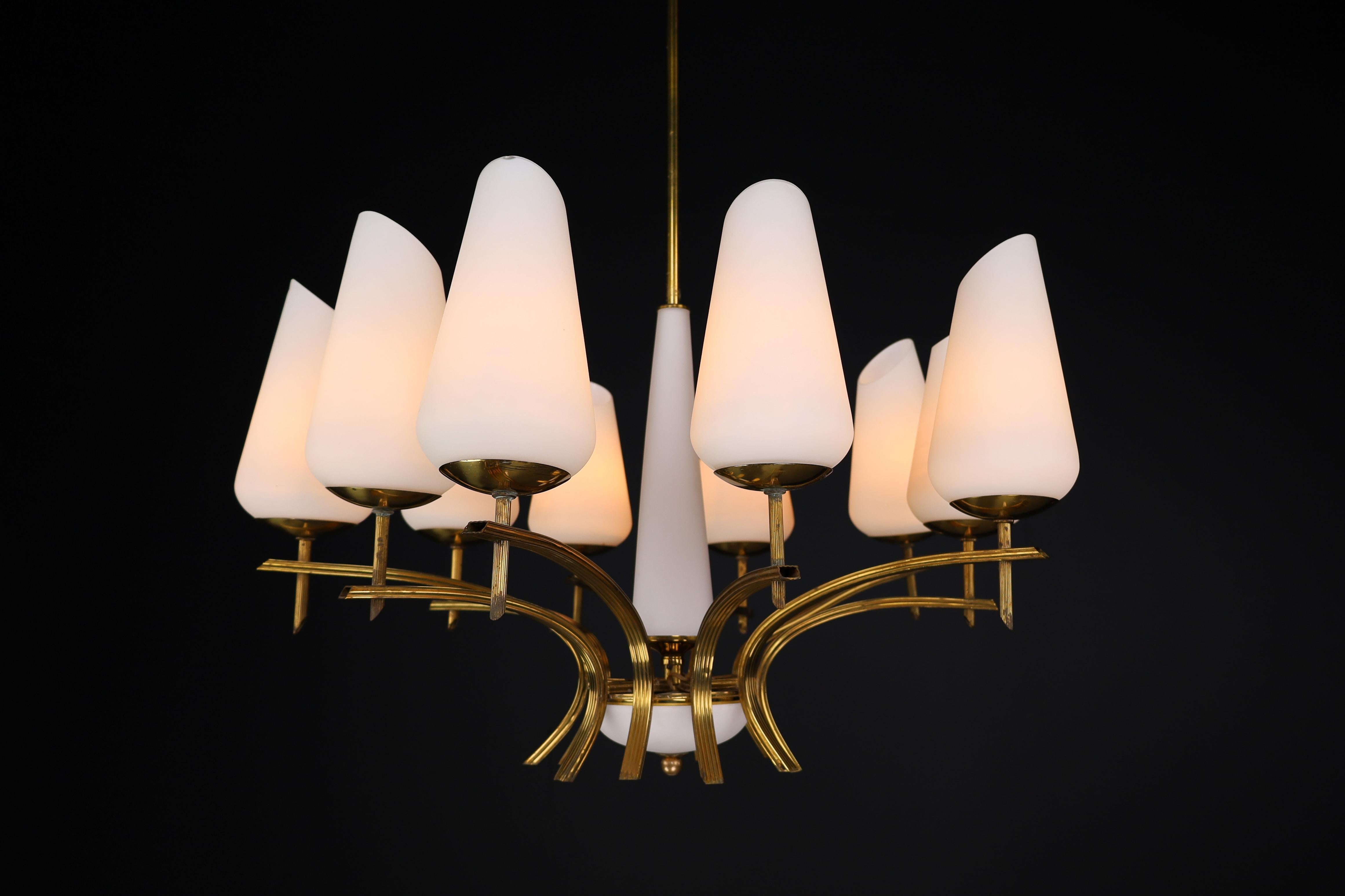 Mid-Century Modern Elegant lustre moderne du milieu du siècle en laiton et verre opalin, France, années 1950 en vente