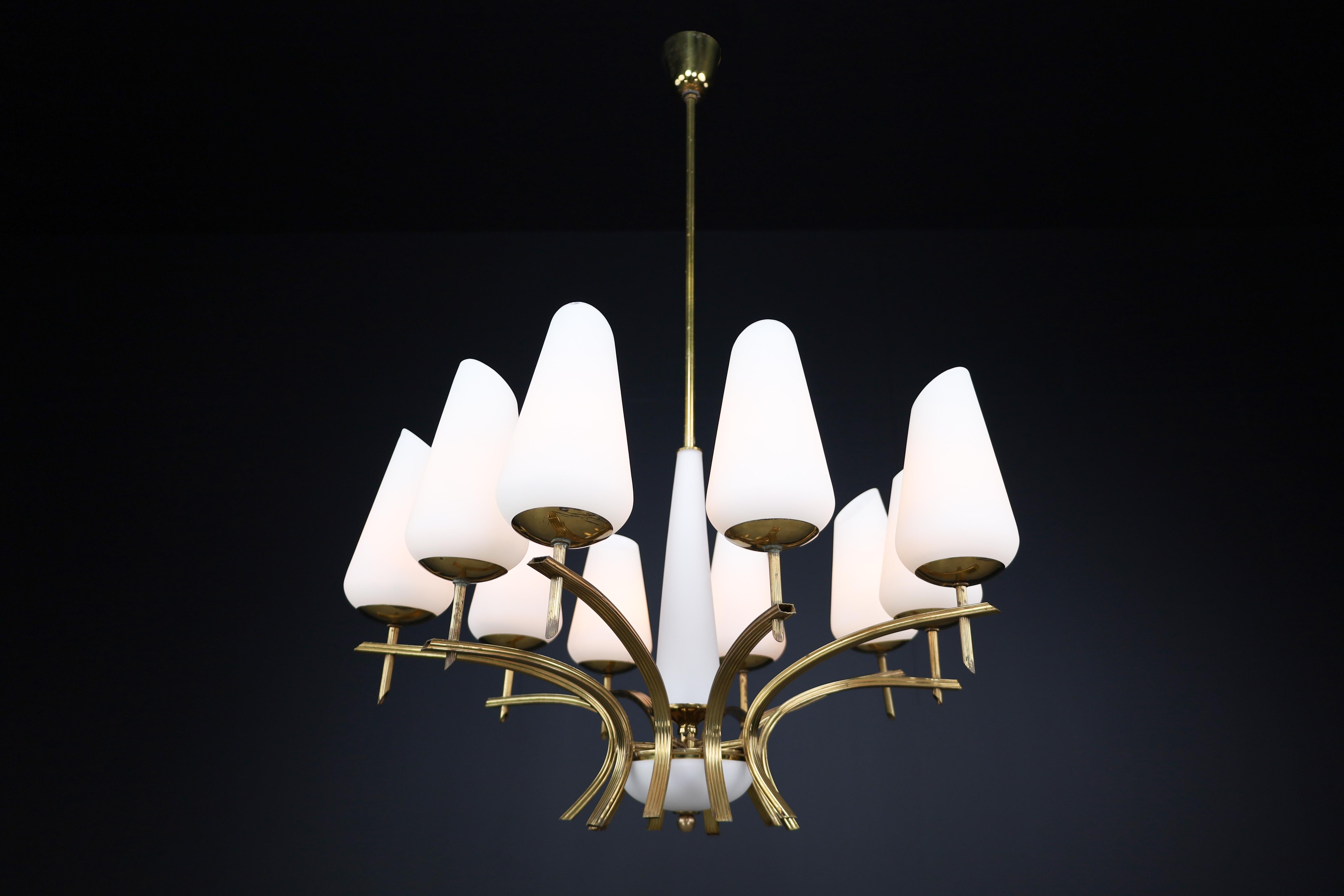 Français Elegant lustre moderne du milieu du siècle en laiton et verre opalin, France, années 1950 en vente