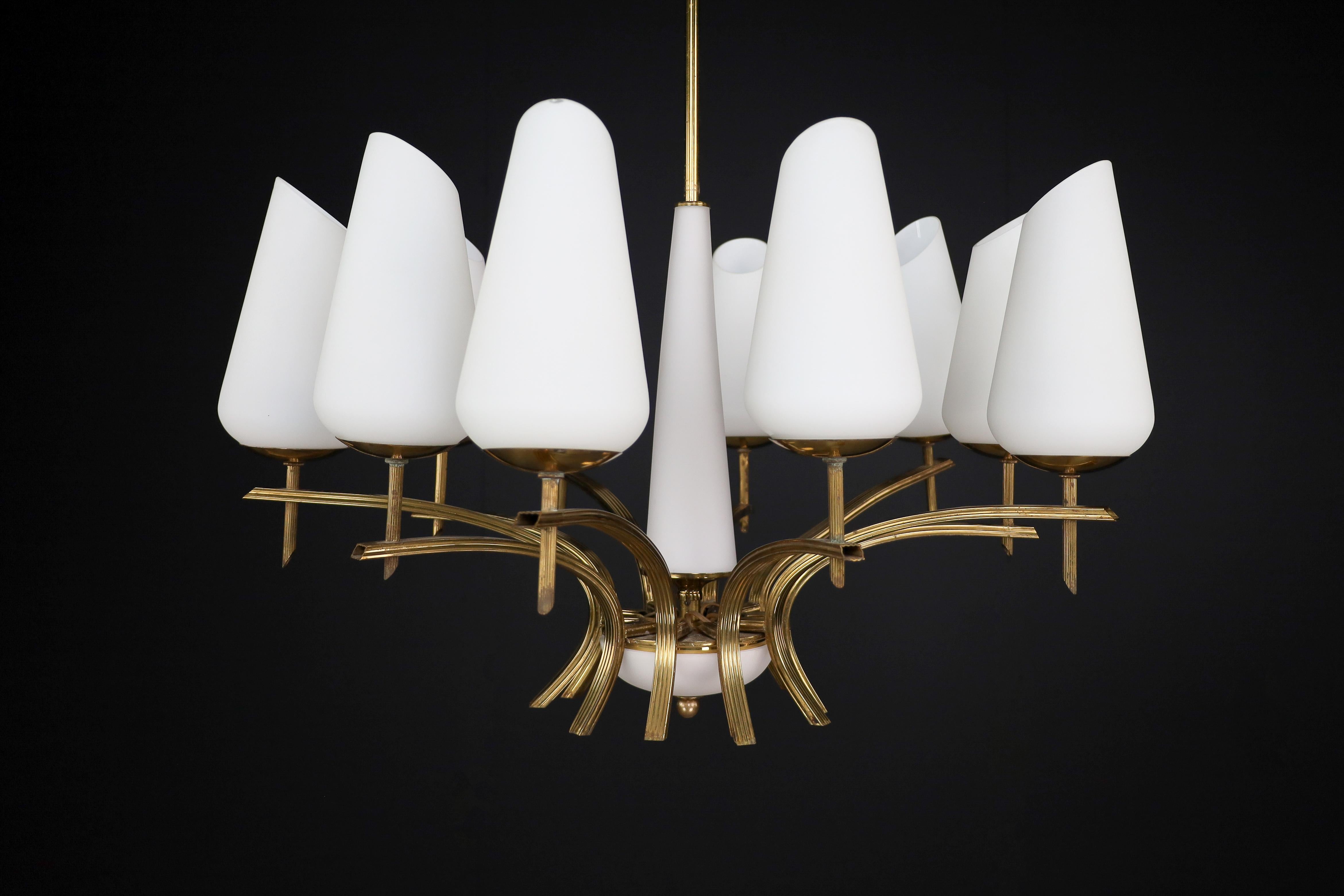 Elegant lustre moderne du milieu du siècle en laiton et verre opalin, France, années 1950 Bon état - En vente à Almelo, NL