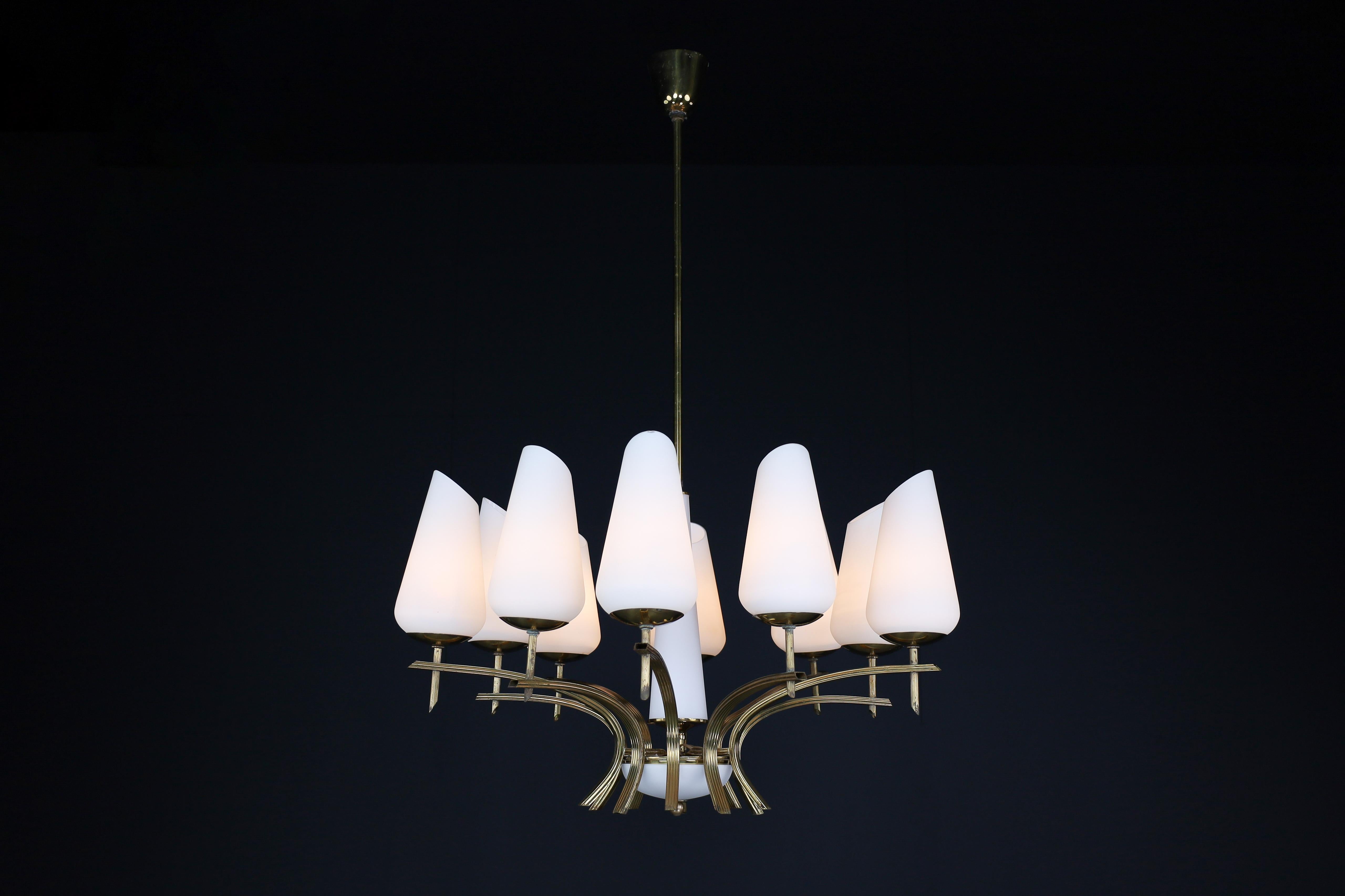 20ième siècle Elegant lustre moderne du milieu du siècle en laiton et verre opalin, France, années 1950 en vente