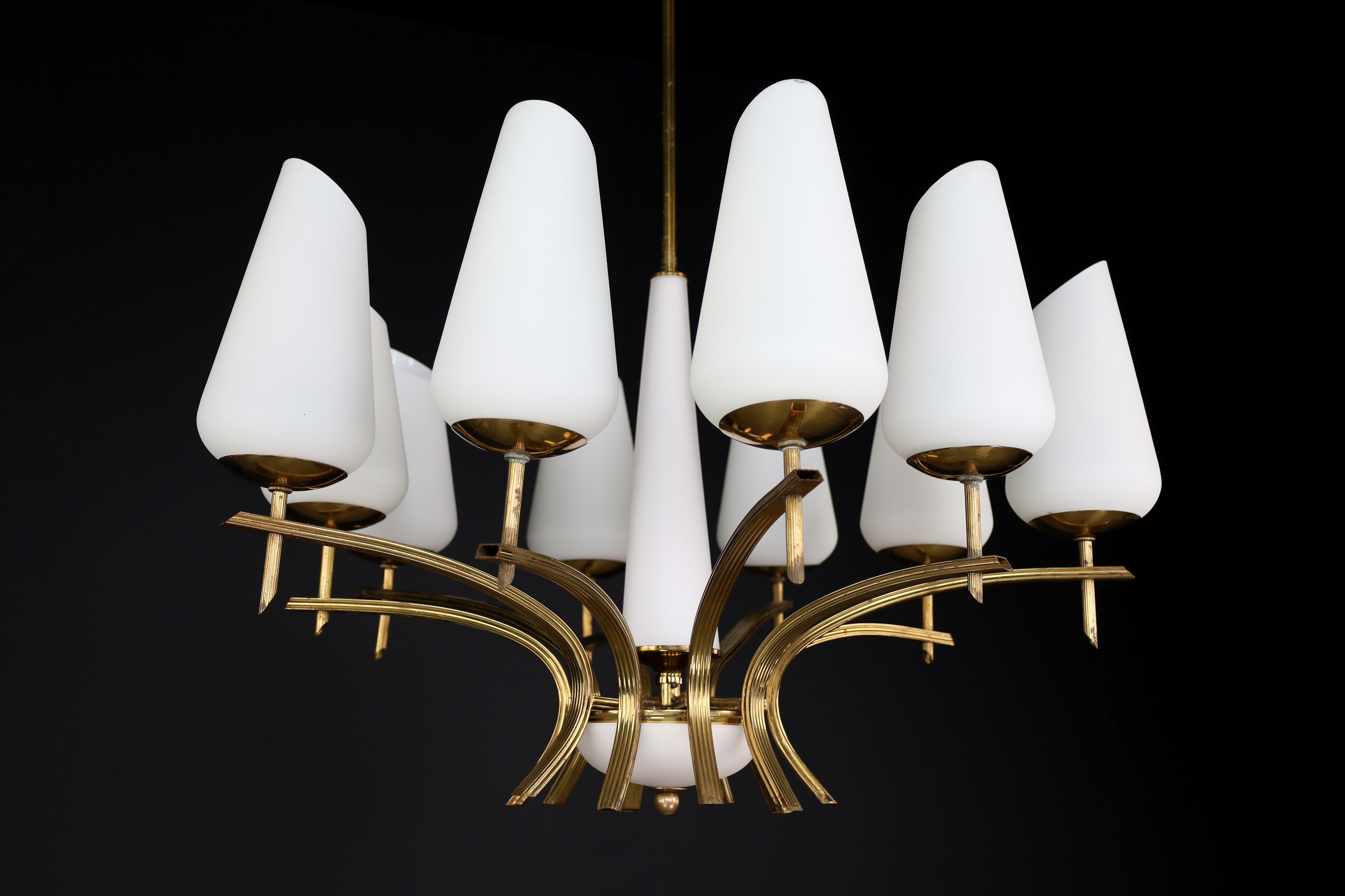 Laiton Elegant lustre moderne du milieu du siècle en laiton et verre opalin, France, années 1950 en vente