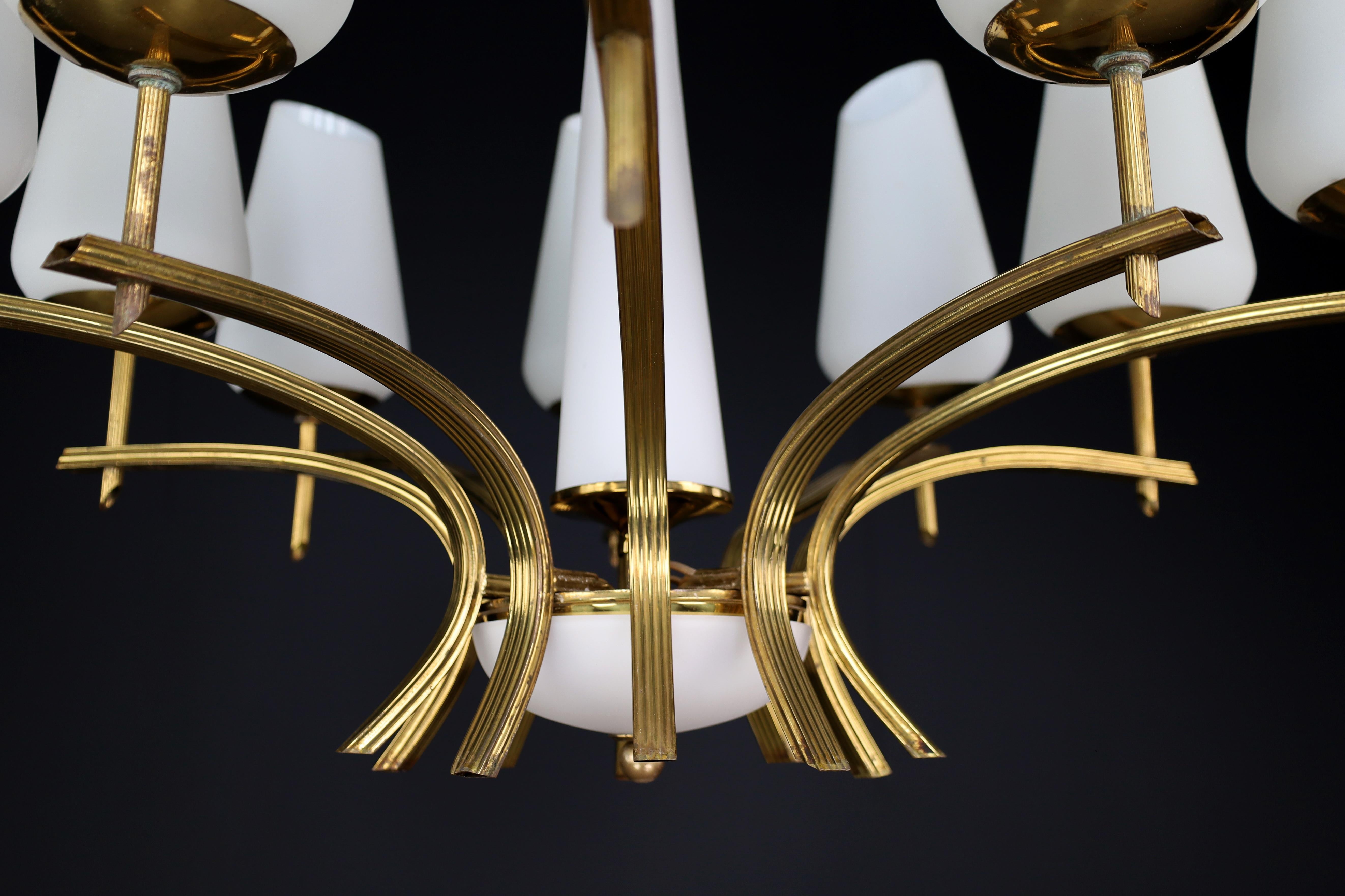 Elegant lustre moderne du milieu du siècle en laiton et verre opalin, France, années 1950 en vente 1