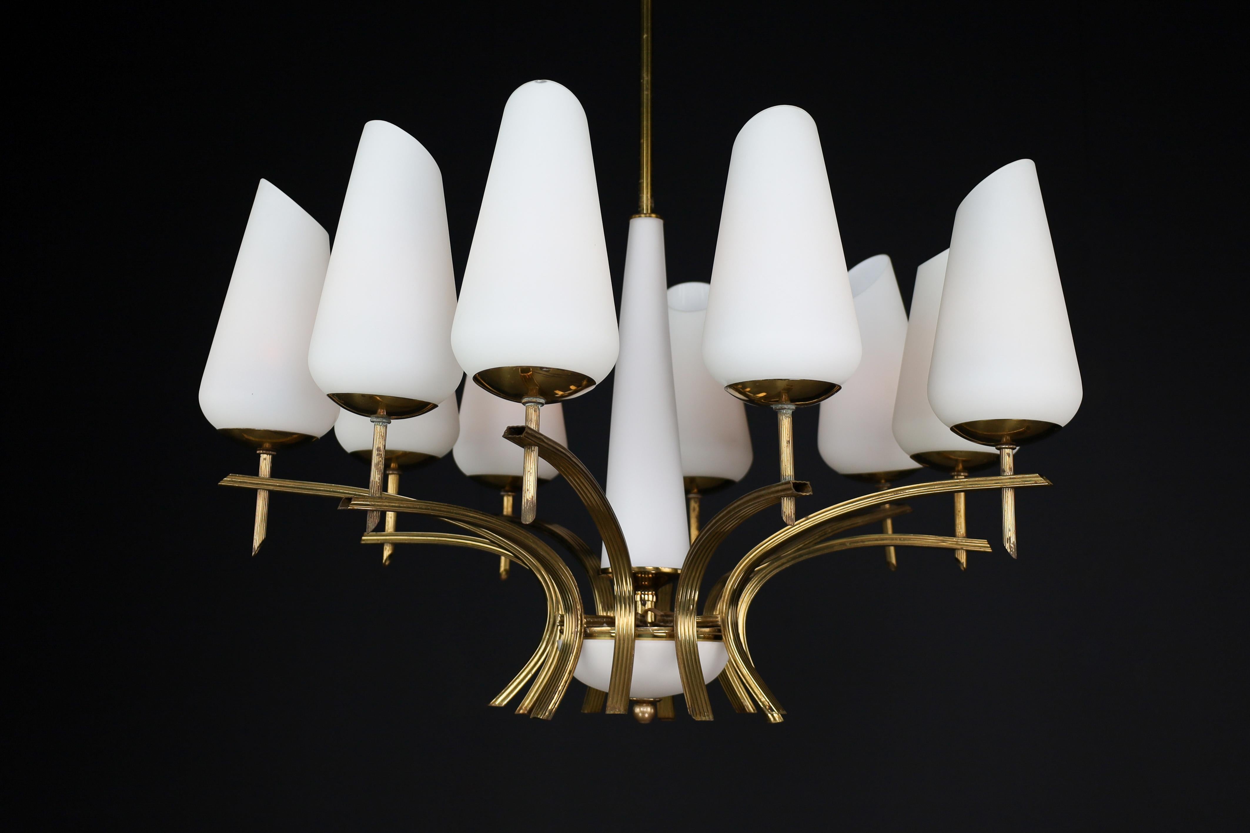 Elegant lustre moderne du milieu du siècle en laiton et verre opalin, France, années 1950 en vente 2