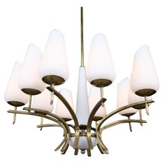 Elegant lustre moderne du milieu du siècle en laiton et verre opalin, France, années 1950