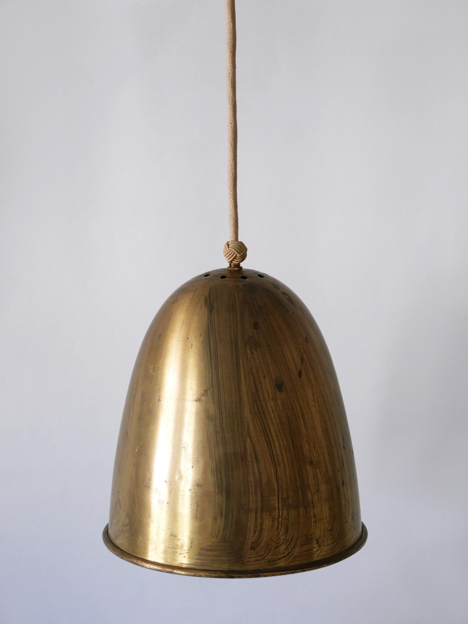 Rara, elegante e altamente decorativa lampada a sospensione in ottone massiccio del Mid-Century Modern, proveniente da una chiesa tedesca. Progettato e prodotto in Germania negli anni '50.

Realizzata in ottone, la lampada a sospensione necessita di