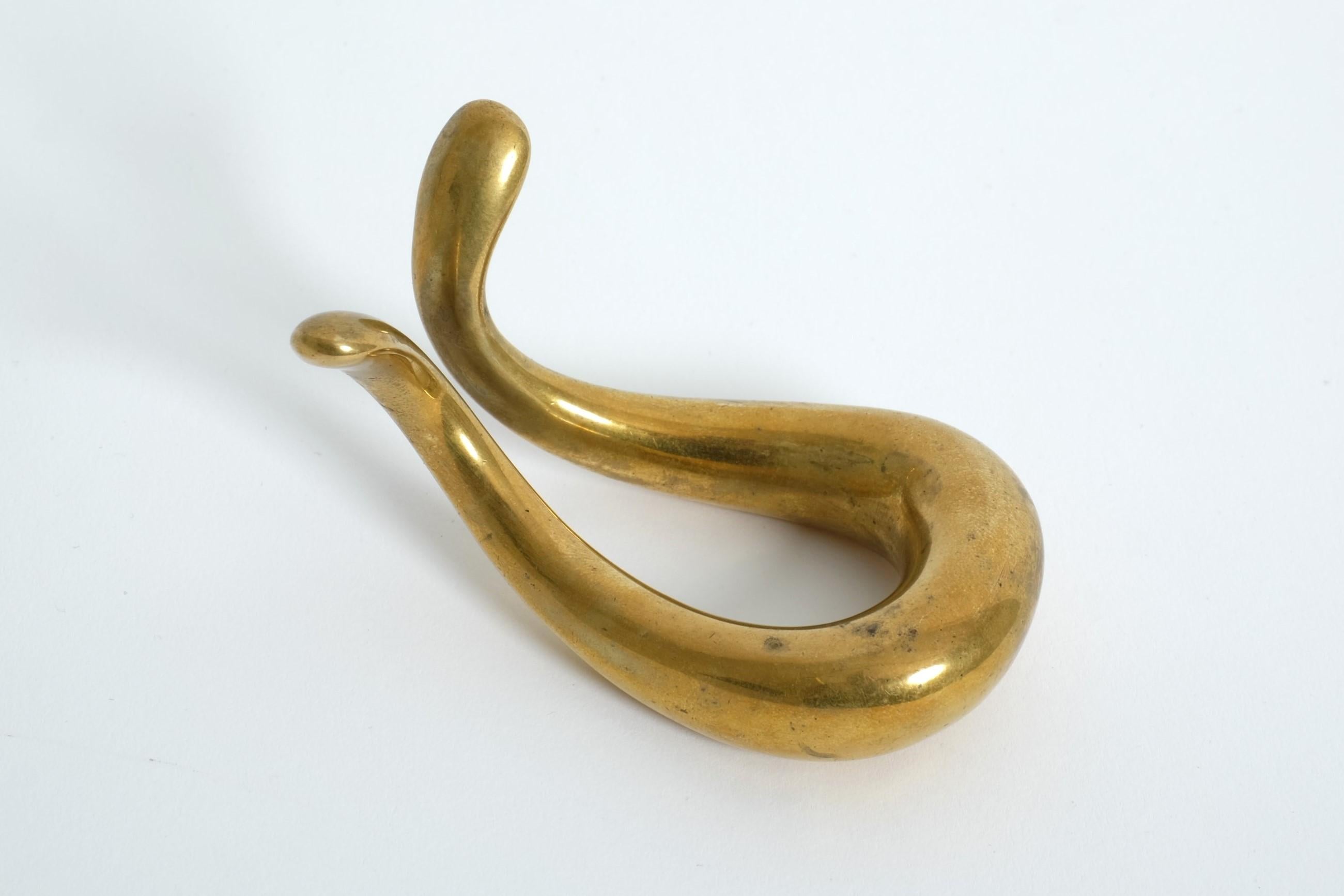 Elegant midcentury brass pipe stand designed and manufactured by Carl Auböck, Austria circa 1950. 

The sculptural pipe stand is cast from solid brass. A great patina covers the brass.


