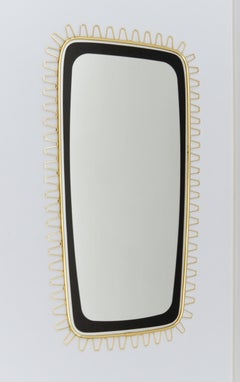 Elegante specchio da parete in ottone della modernità di metà secolo, anni '50