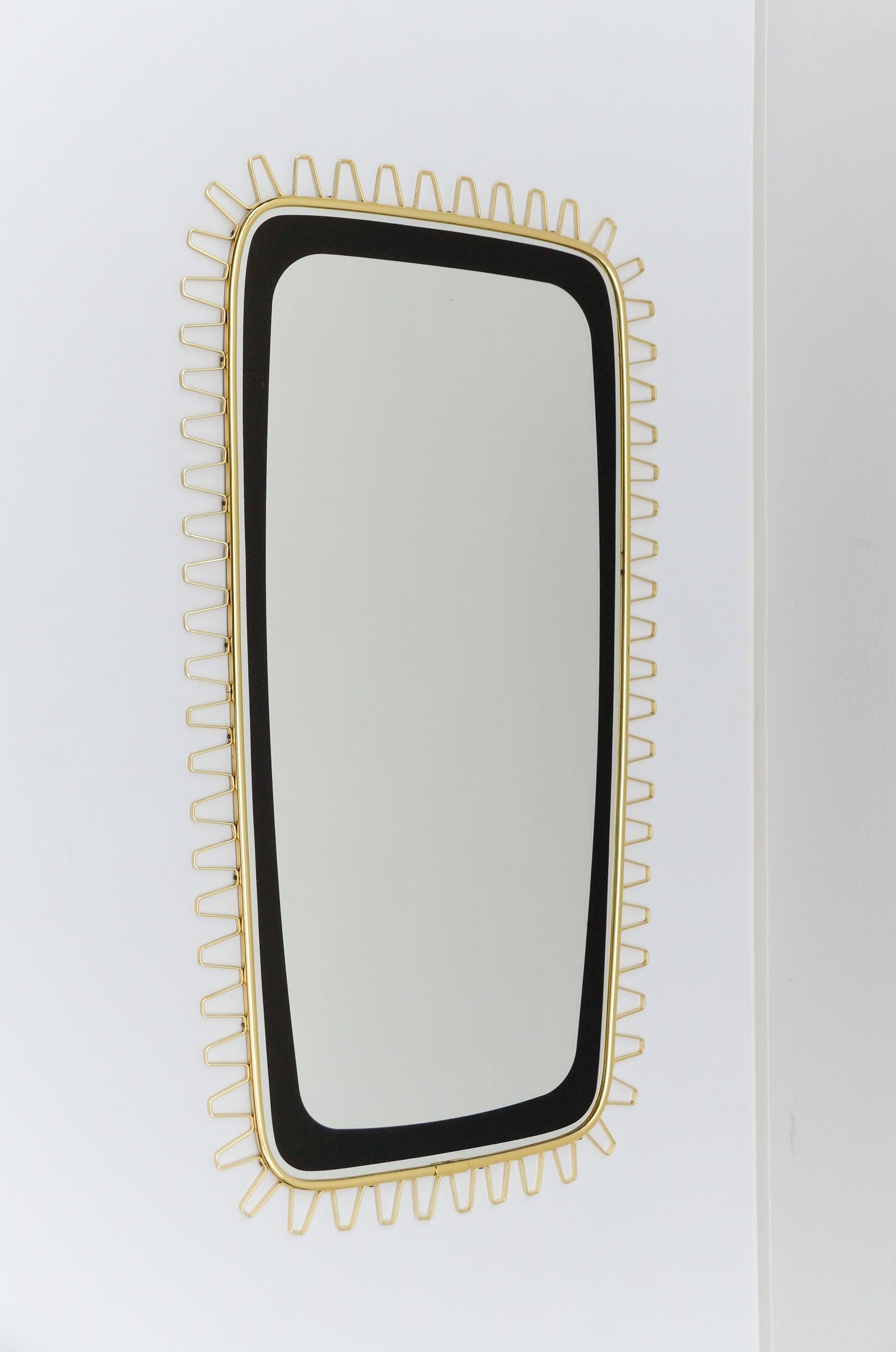 Mid-Century Modern Elegant miroir mural en laiton du milieu du siècle dernier, années 1950 en vente