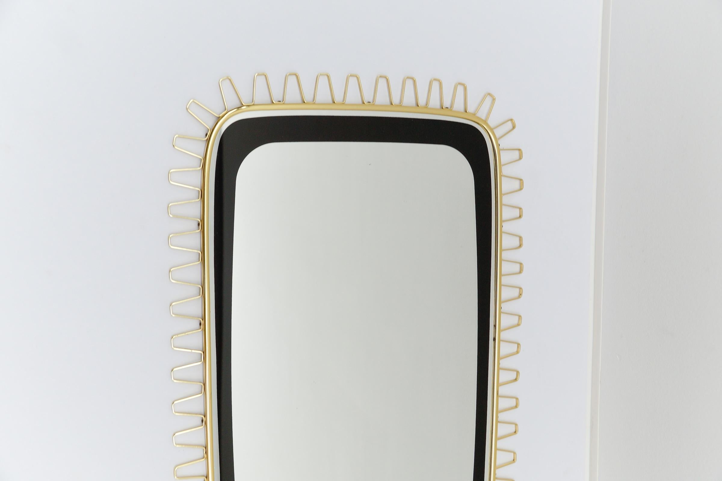 Métal Elegant miroir mural en laiton du milieu du siècle dernier, années 1950 en vente