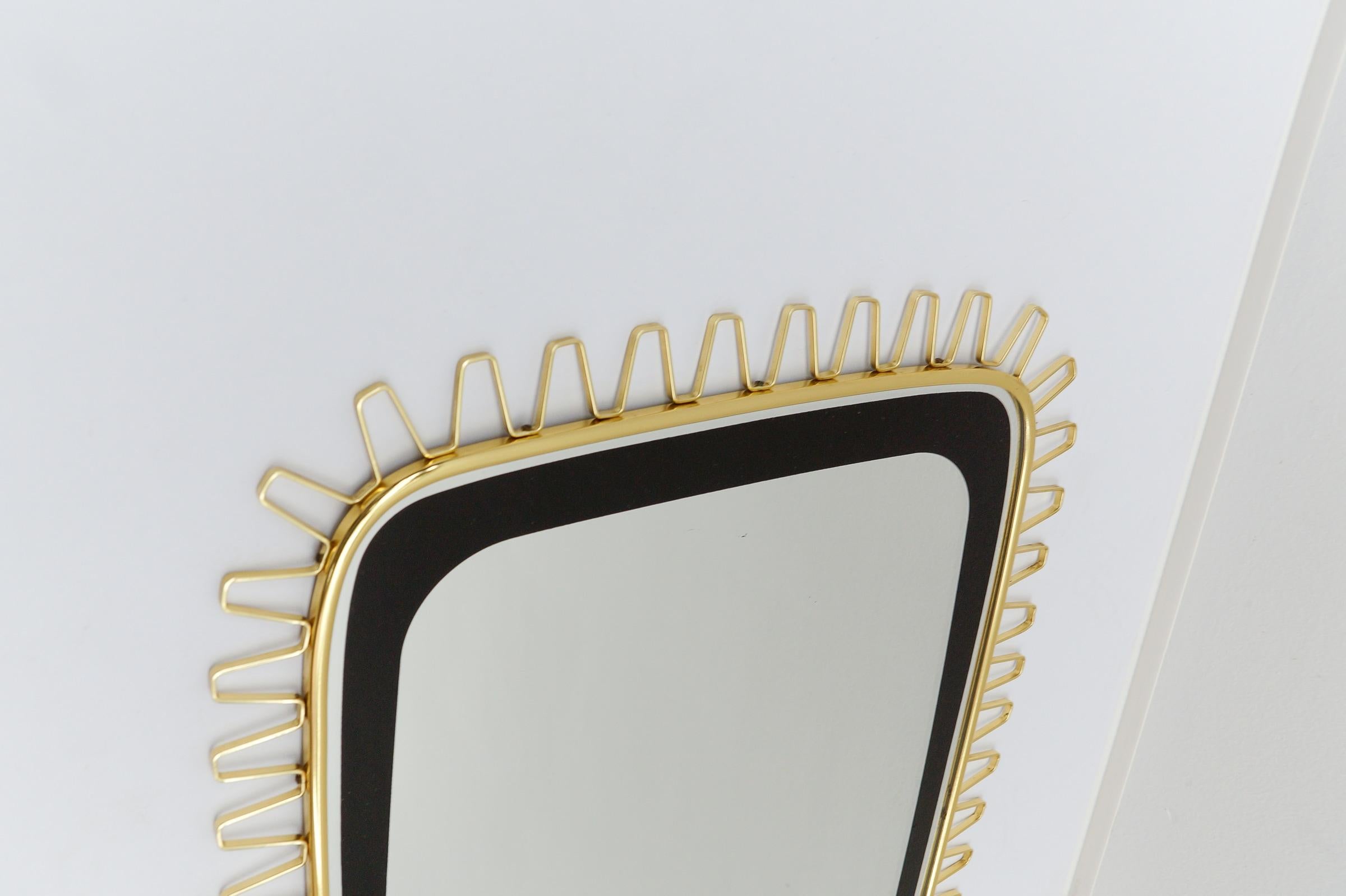 Elegant miroir mural en laiton du milieu du siècle dernier, années 1950 en vente 1