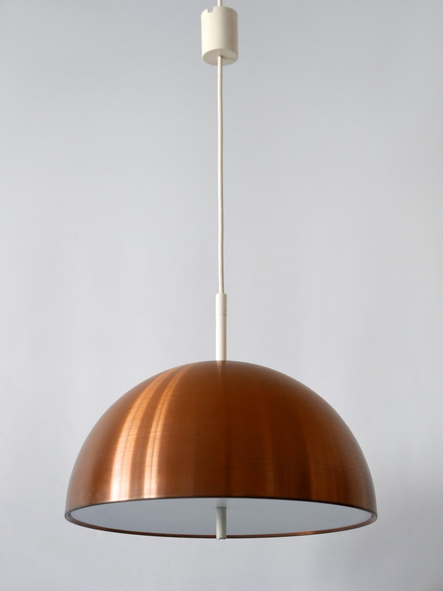 Lampada a sospensione in rame minimalista del Mid-Century Modern. Progettato e prodotto da Staff & Schwarz Leuchtenwerke, anni '60, Germania.

Realizzata in lamiera di rame e plexiglass, la lampada a sospensione necessita di 2 lampadine a vite E27