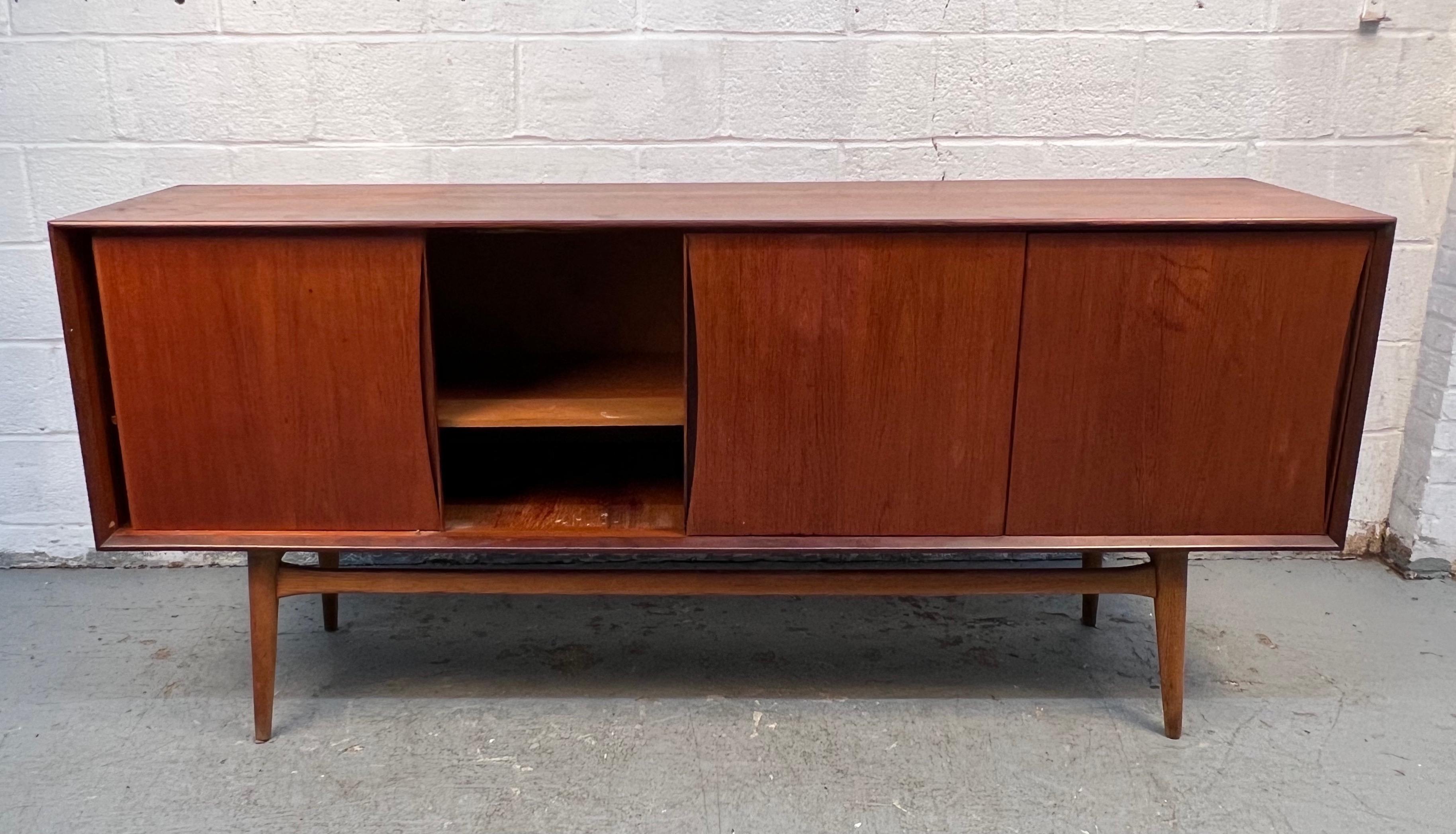 Elegant Mid-Century Modern Danish Sideboard For Sale 1