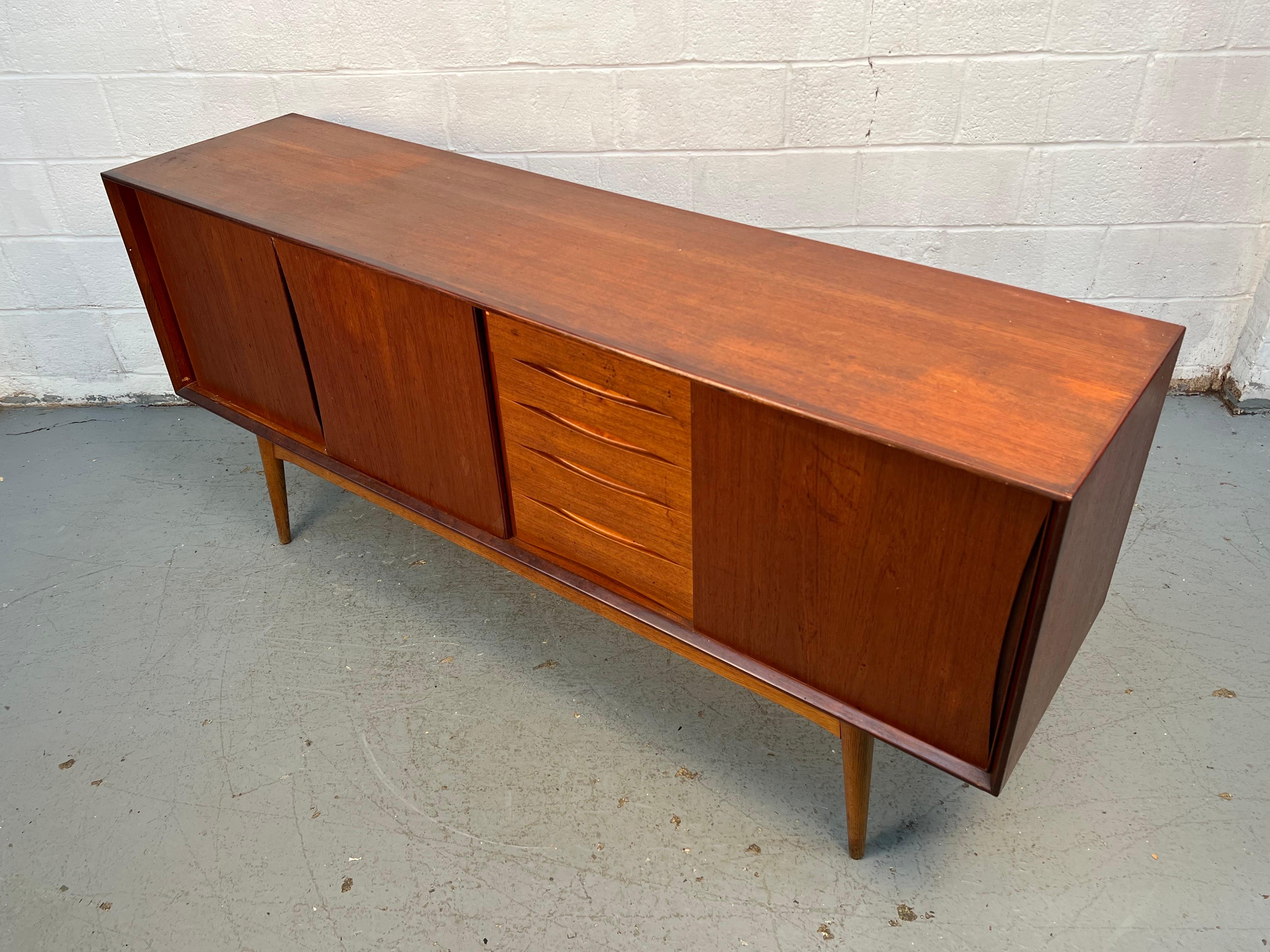 Elegant Mid-Century Modern Danish Sideboard In Good Condition For Sale In Brooklyn, NY