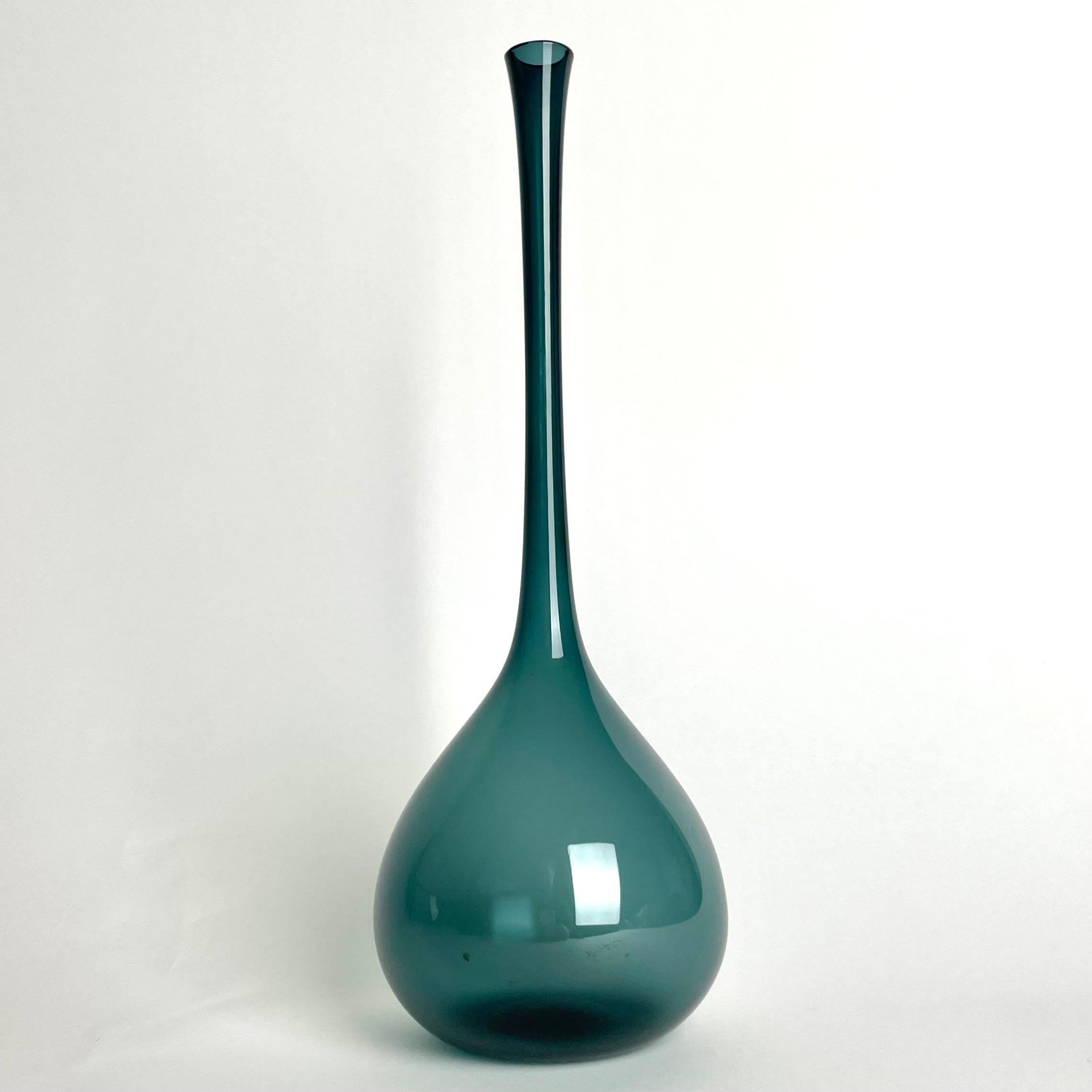 Very Elegant Mid-Century Modern Glass Vase by Arthur Percy (Sweden 1886-1976) for Gullaskruf Glasbruk, Småland, Sweden.

Beautiful color.

Wear consistent with age and use 