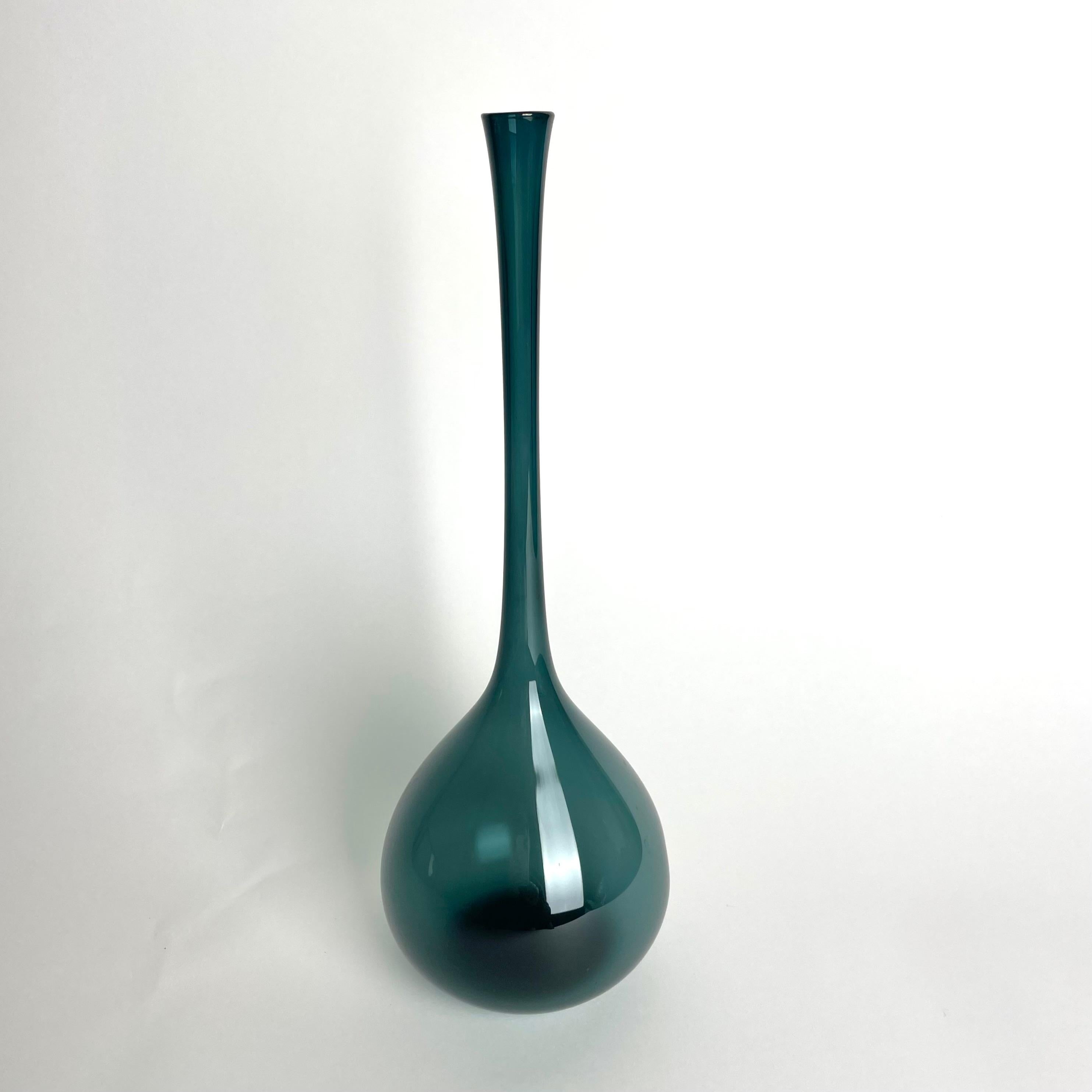 Swedish Elegant Mid-Century Modern Glass Vase by Arthur Percy for Gullaskruf, Sweden For Sale