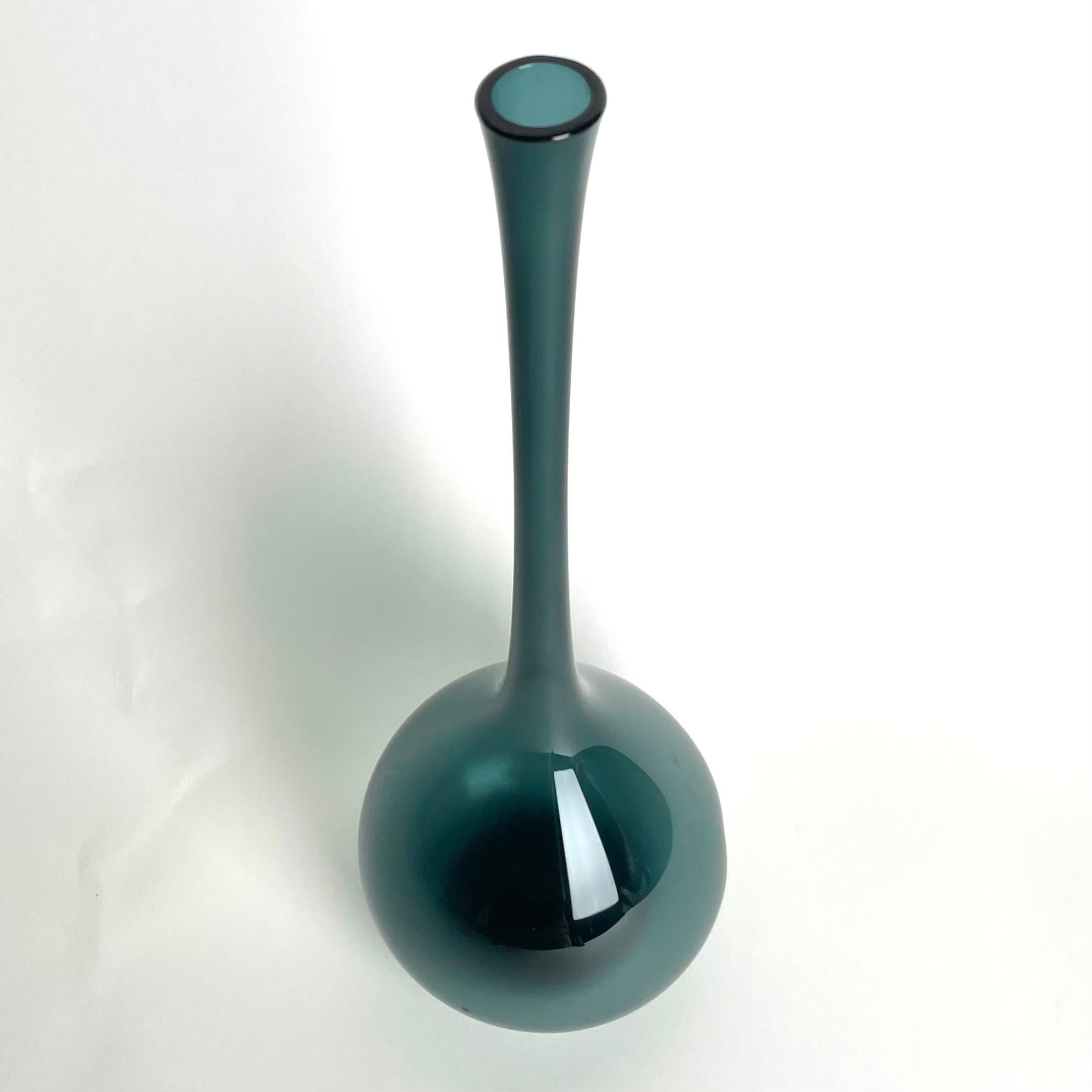 Elegant Mid-Century Modern Glass Vase by Arthur Percy for Gullaskruf, Sweden In Good Condition For Sale In Knivsta, SE