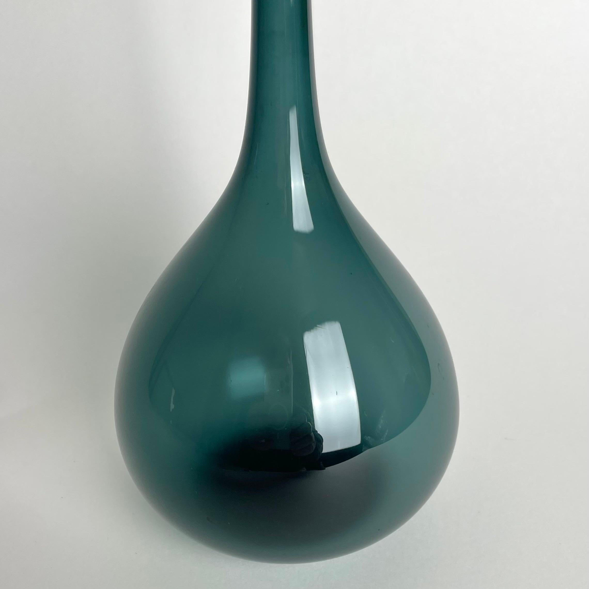 20th Century Elegant Mid-Century Modern Glass Vase by Arthur Percy for Gullaskruf, Sweden For Sale