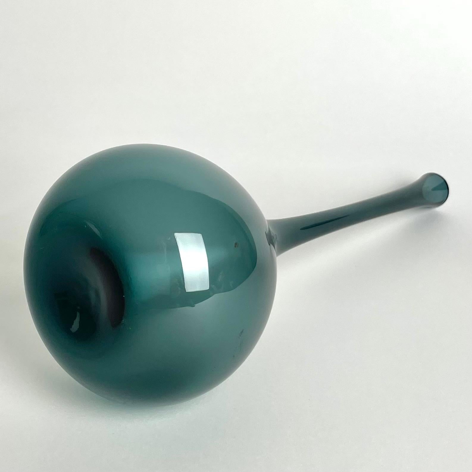 Elegant Mid-Century Modern Glass Vase by Arthur Percy for Gullaskruf, Sweden For Sale 2