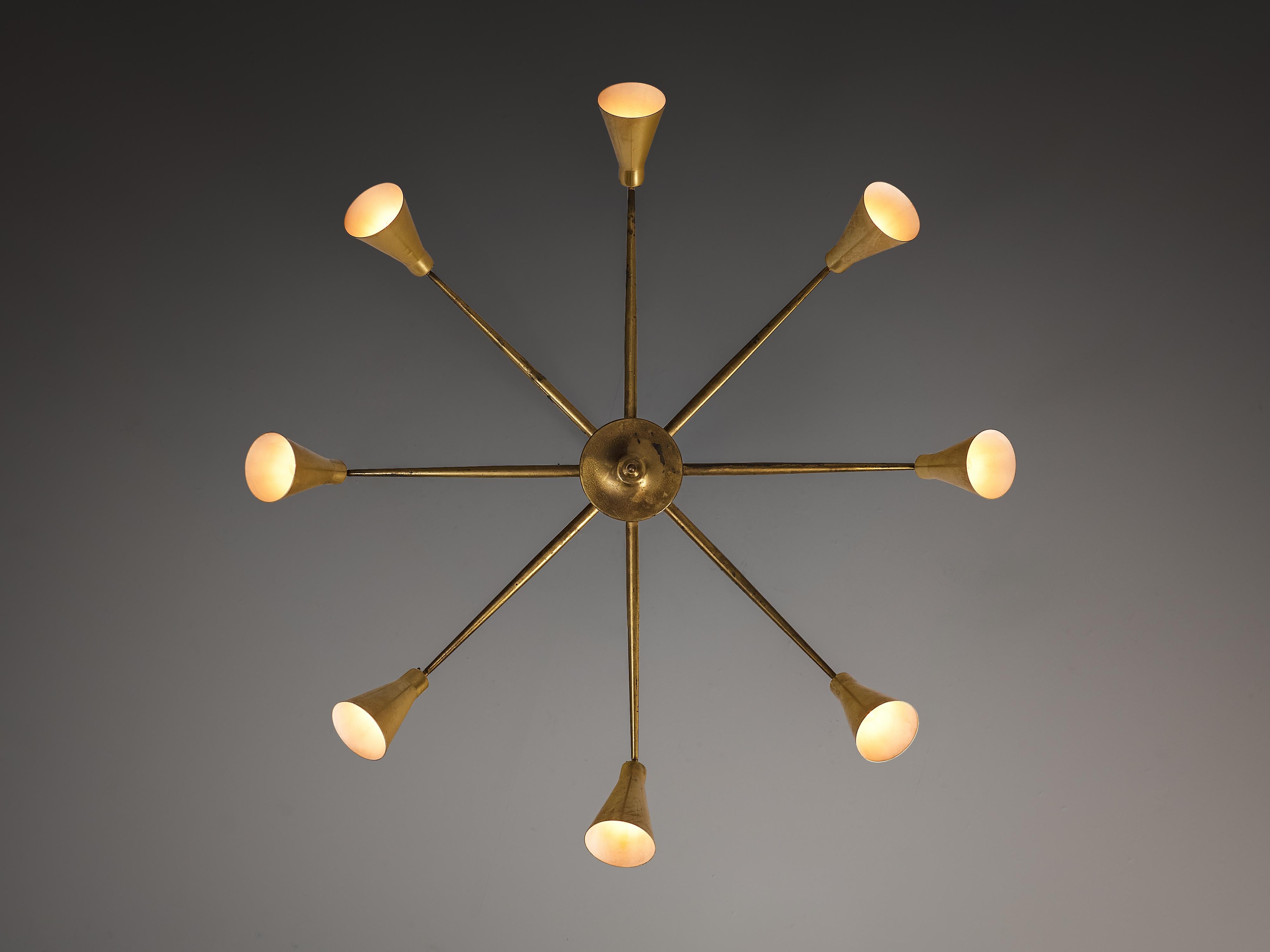 Elegante araña italiana moderna de mediados de siglo en latón Moderno de mediados de siglo en venta