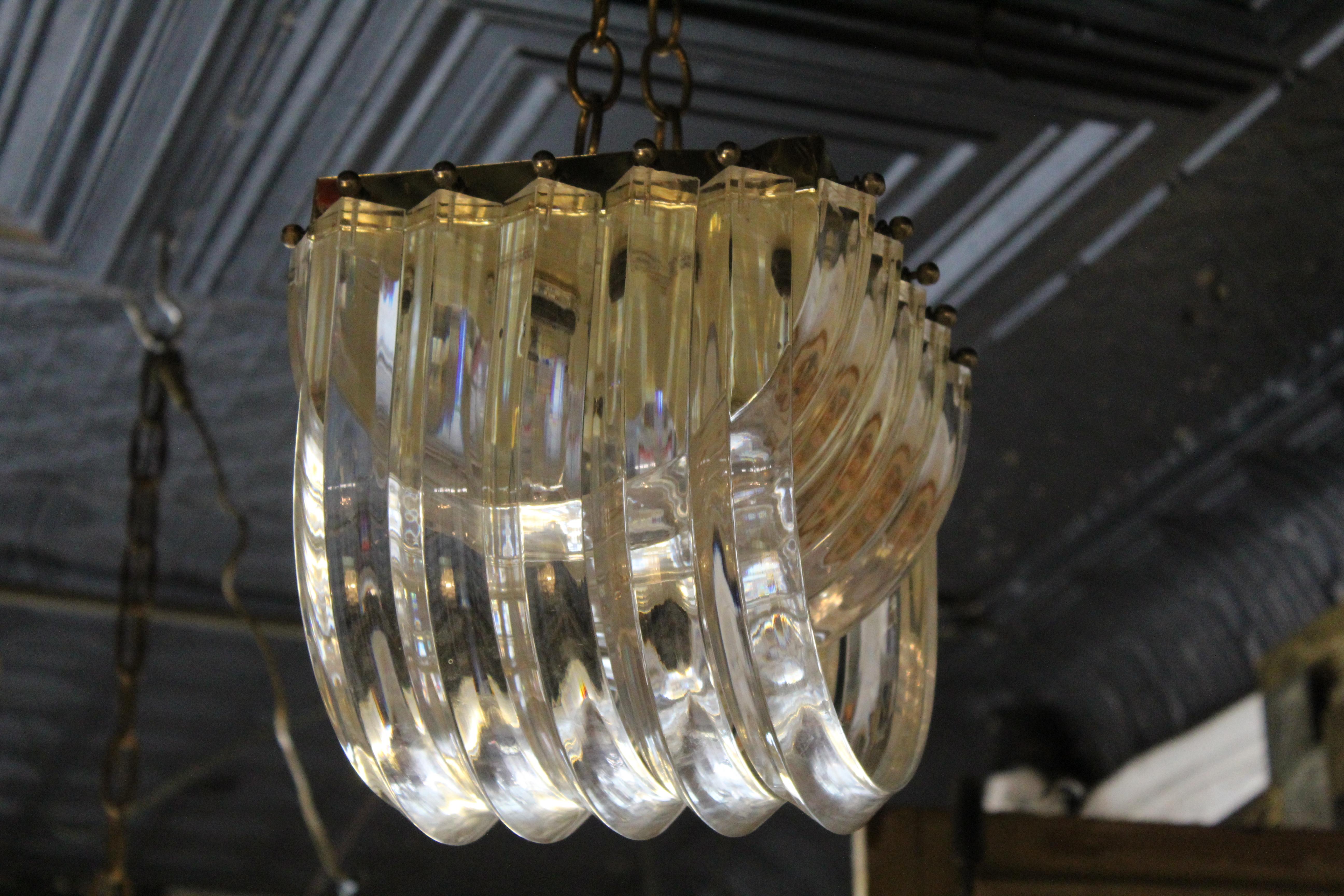 Mid-Century moderno Eleganza del lampadario in lucite moderno di metà secolo in vendita
